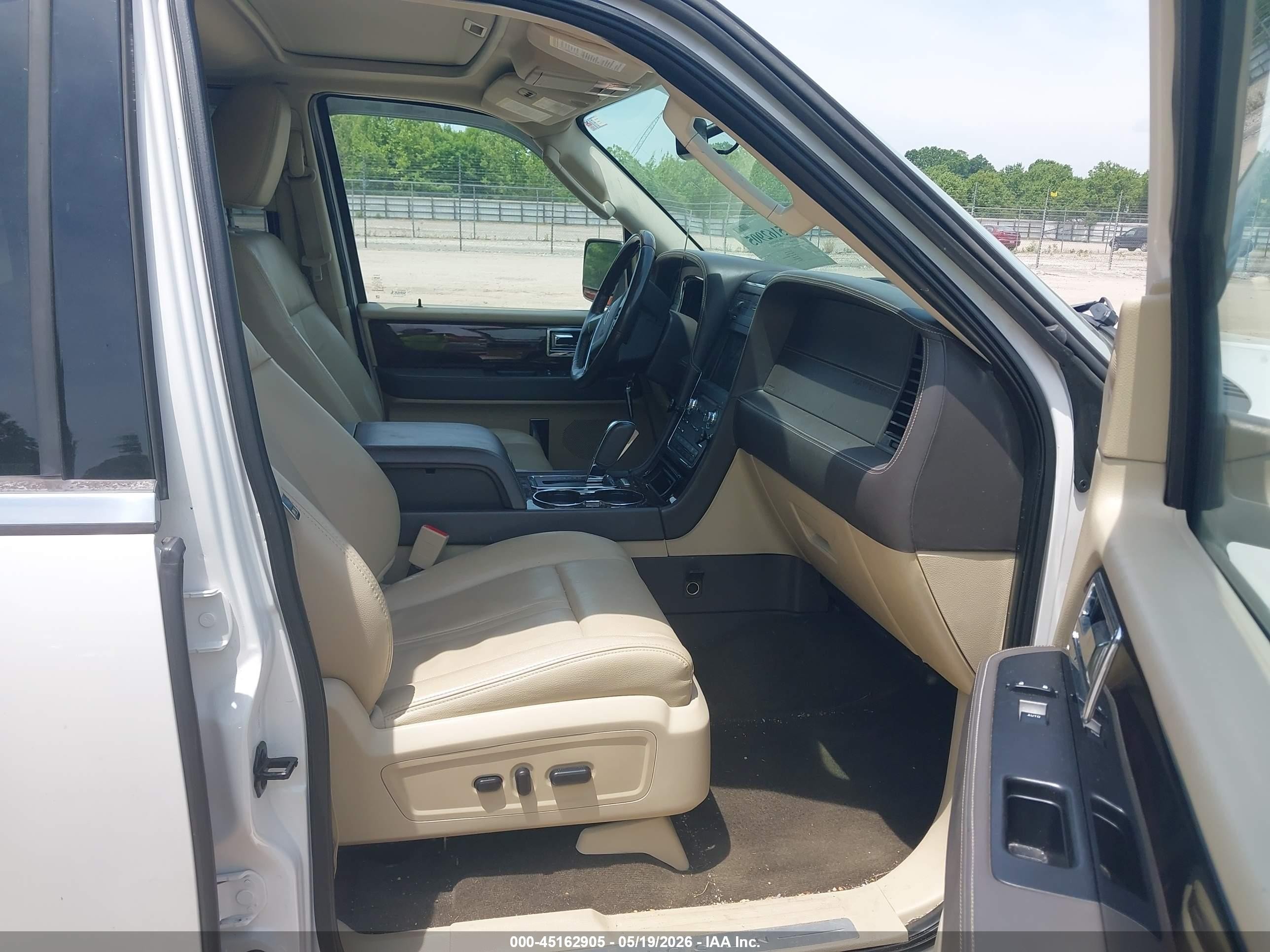 2015 Lincoln Navigator L   White vin: 5LMJJ3JT7FEJ13539