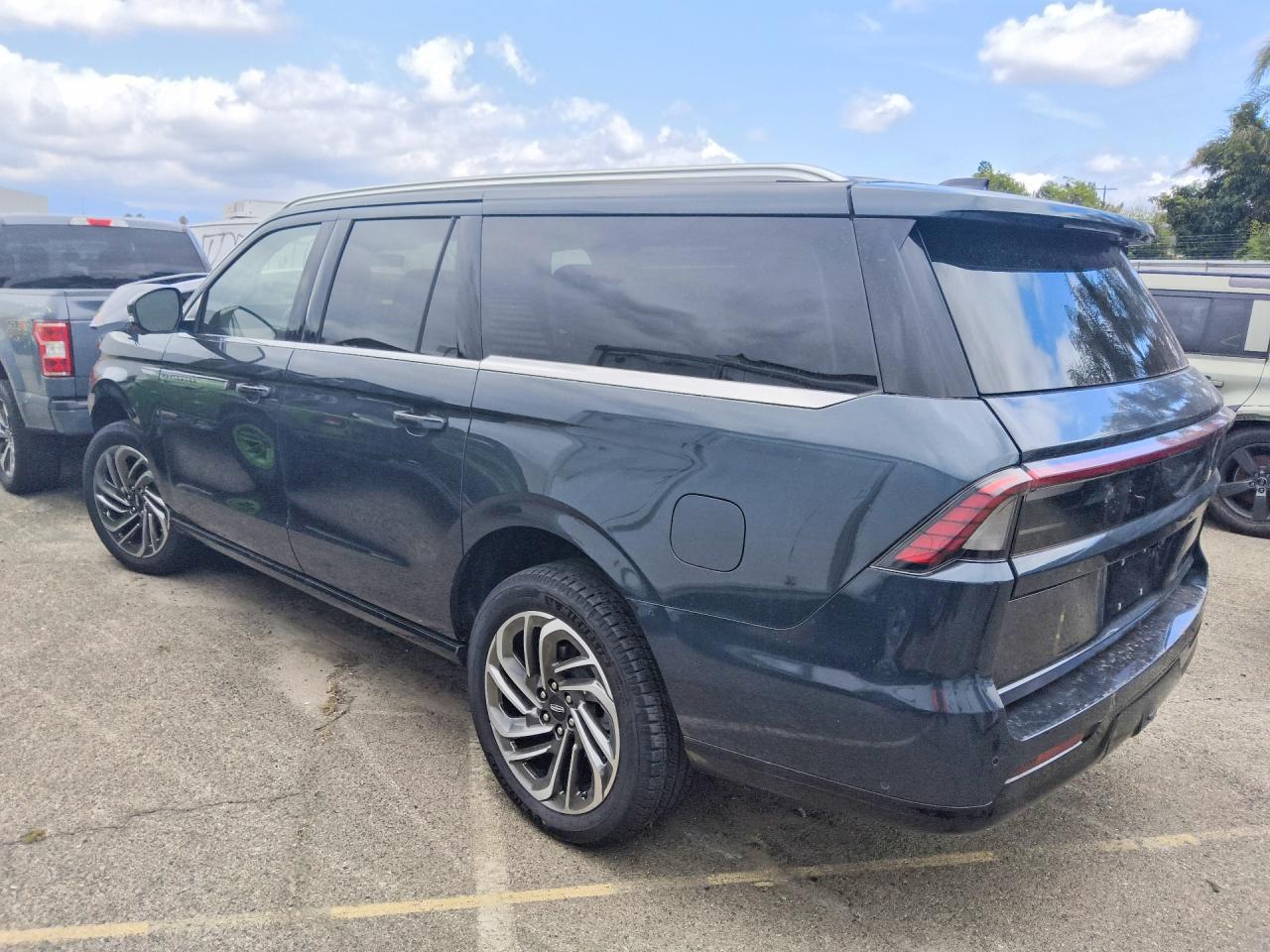 2025 Lincoln Navigator L Reserve Blue vin: 5LMJJ3LG6SEL06176