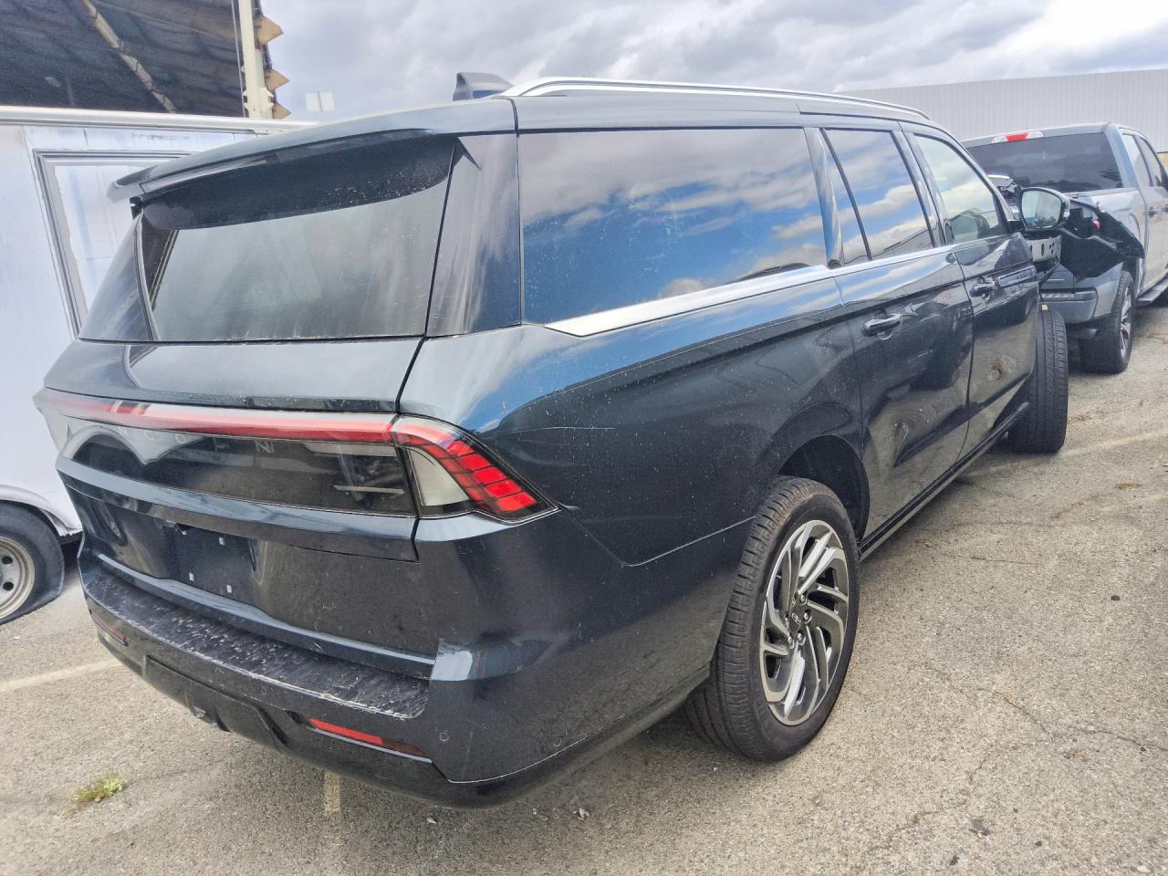 2025 Lincoln Navigator L Reserve Blue vin: 5LMJJ3LG6SEL06176