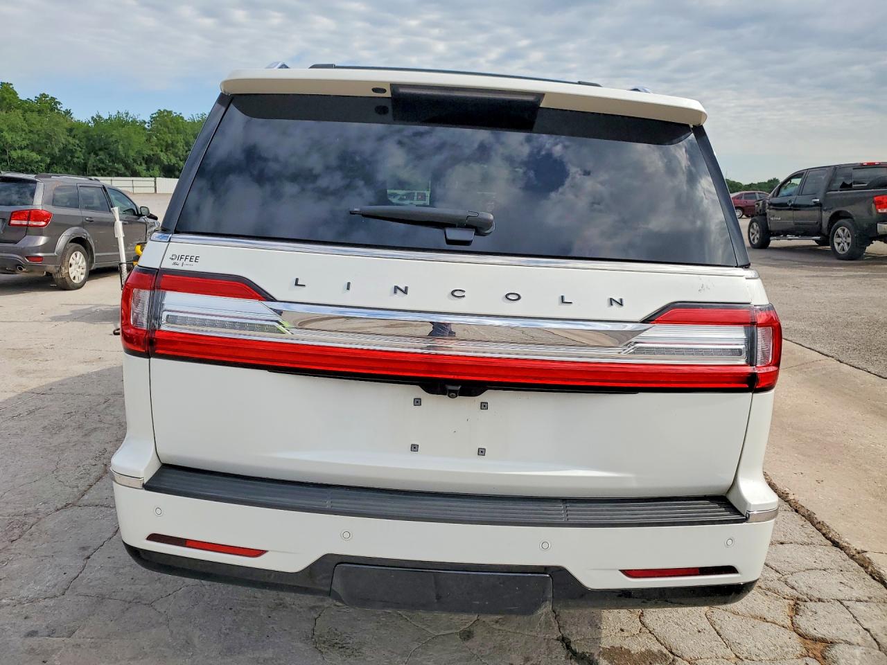 2020 Lincoln Navigator L Black Label White vin: 5LMJJ3TT9LEL08521