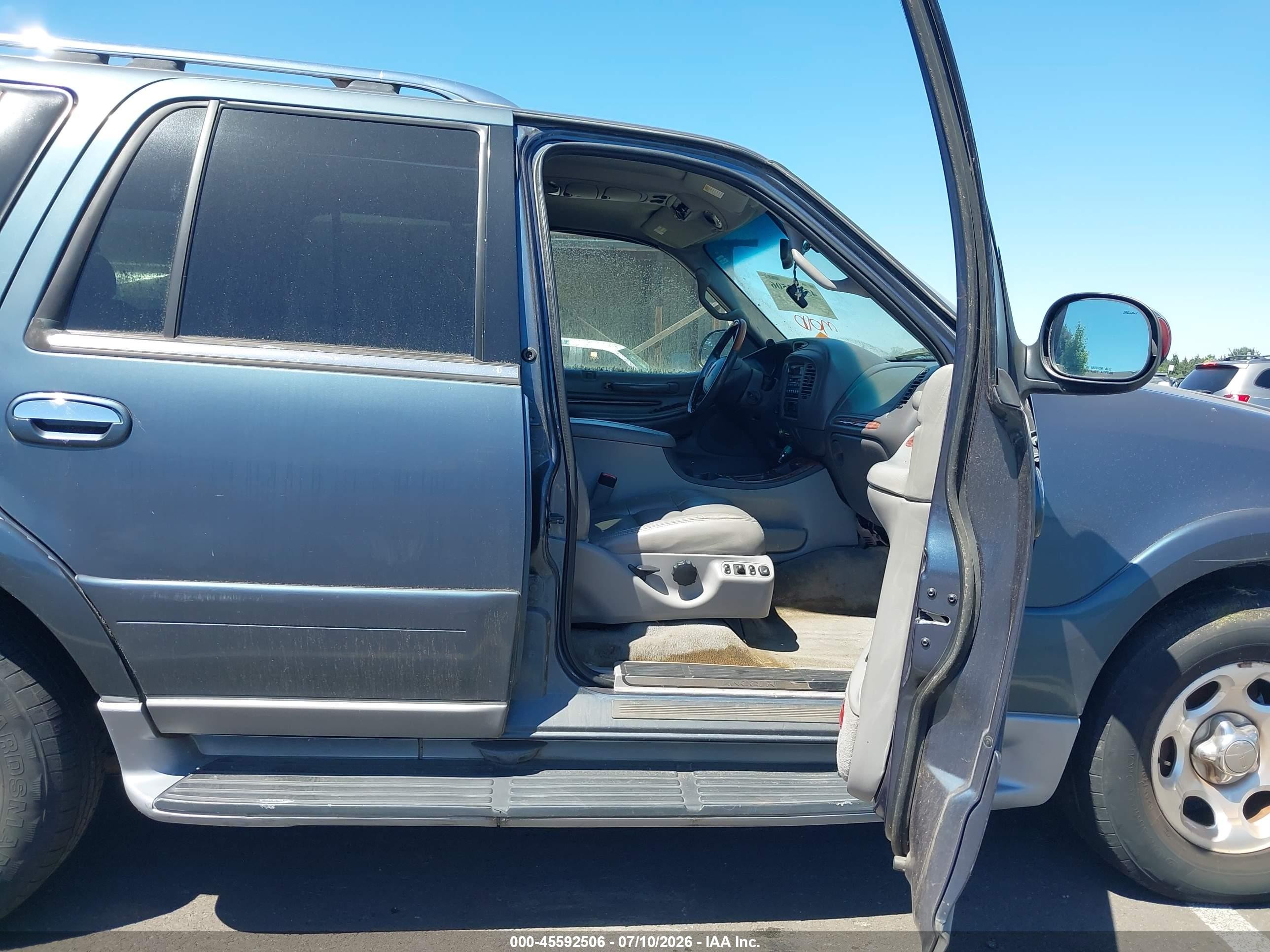 2000 Lincoln Navigator   Blue vin: 5LMPU28A9YLJ13203