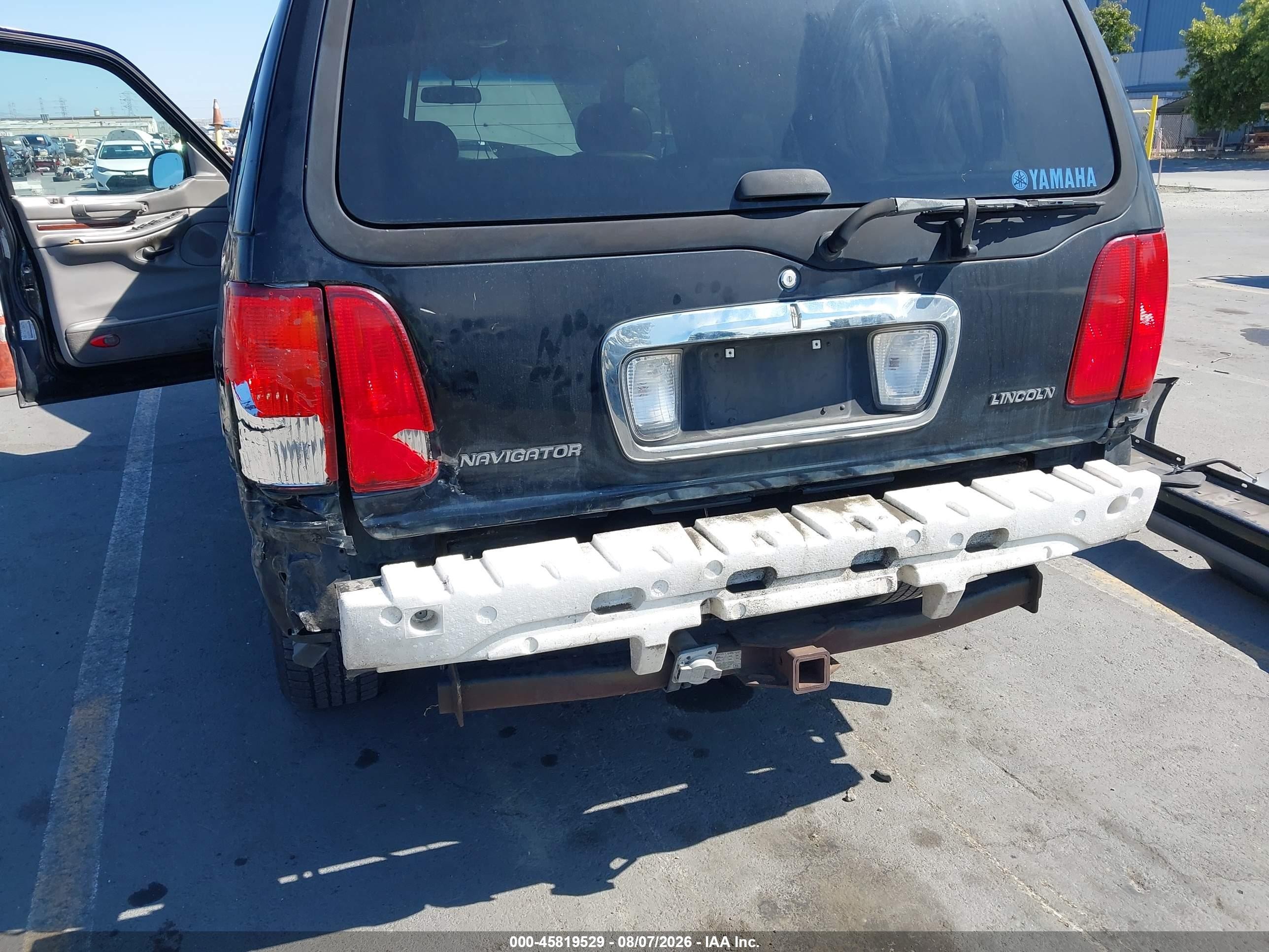 1998 Lincoln Navigator   Black vin: 5LMPU28L1WLJ17681