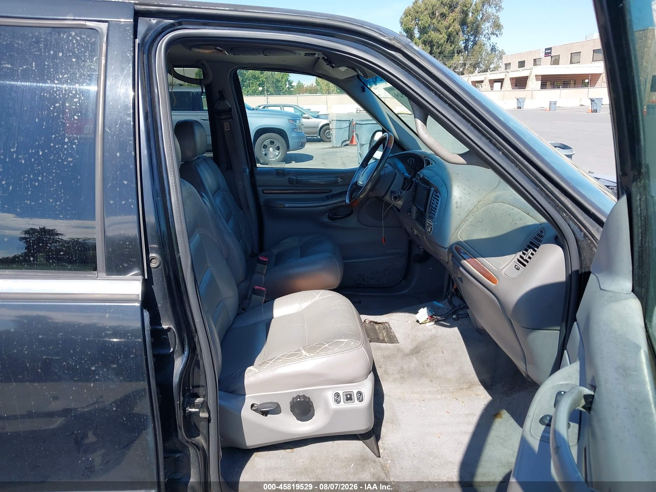 1998 Lincoln Navigator   Black vin: 5LMPU28L1WLJ17681