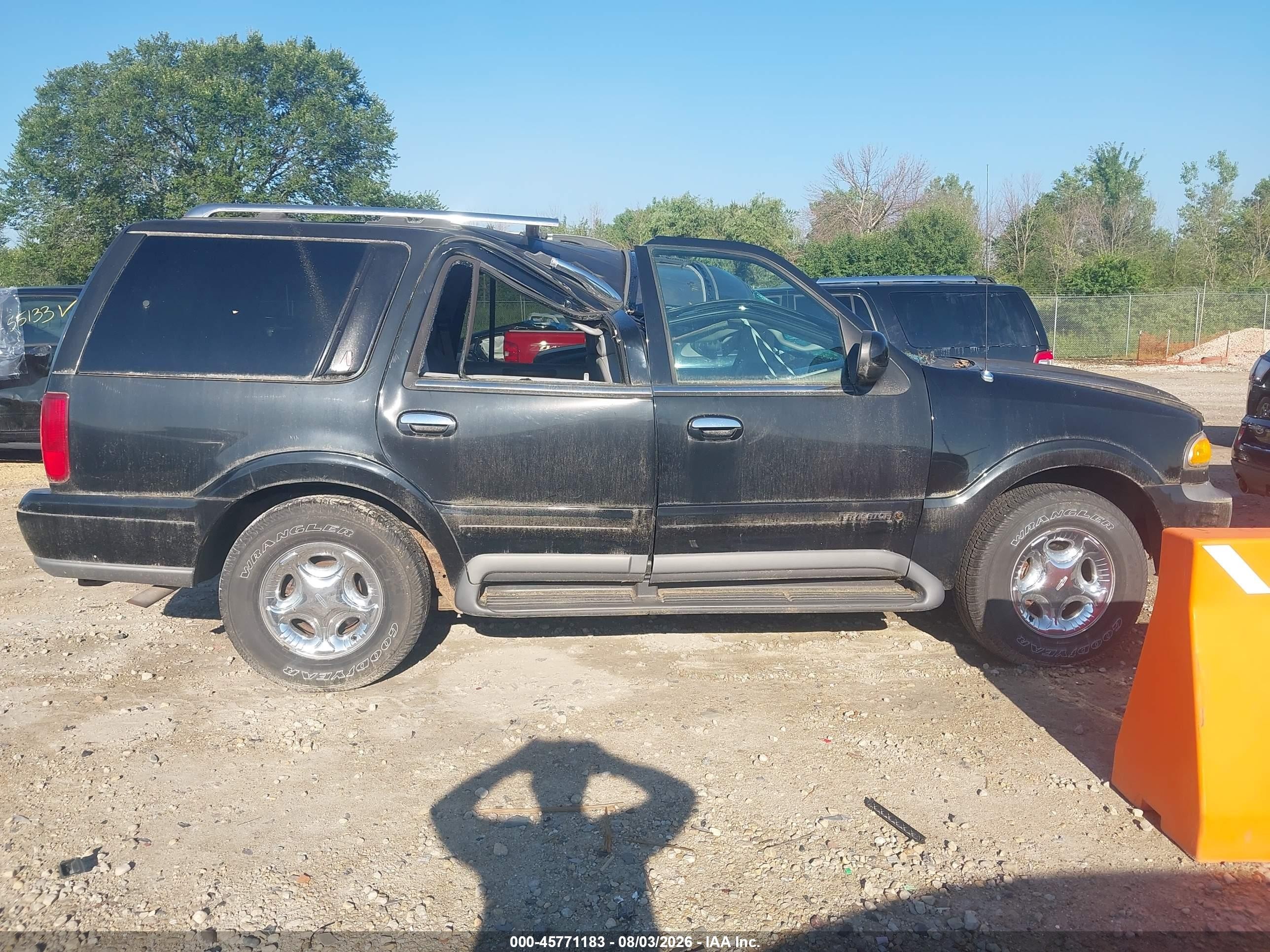 1999 Lincoln Navigator   Black vin: 5LMPU28L9XLJ06994