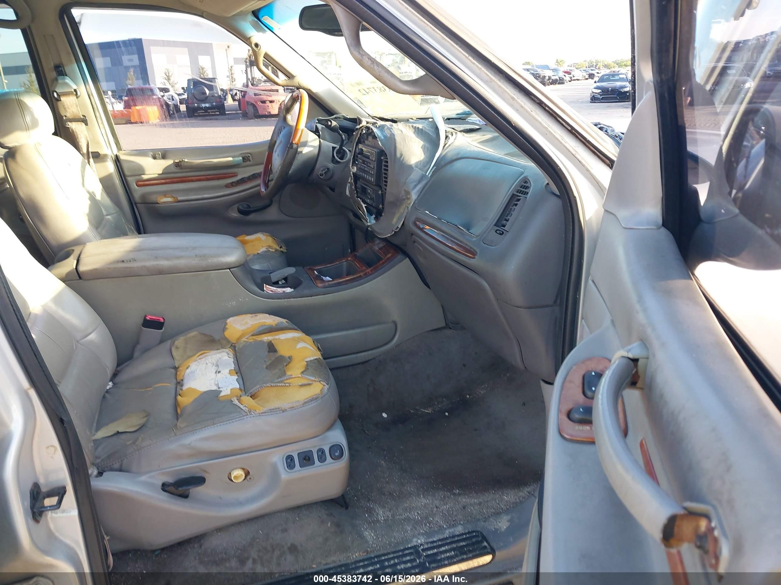 2000 Lincoln Navigator   Silver vin: 5LMRU27AXYLJ07730