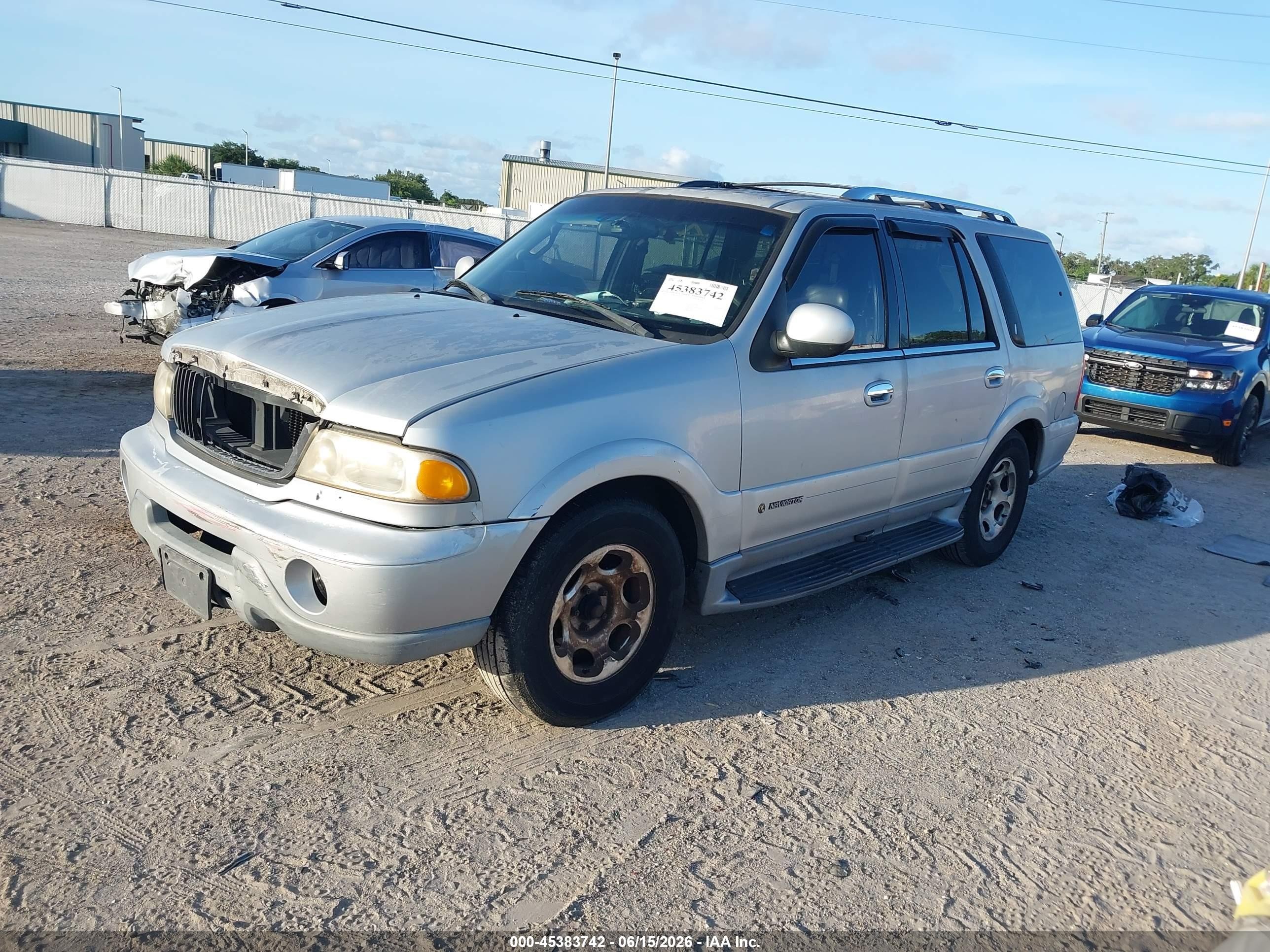 2000 Lincoln Navigator   Silver vin: 5LMRU27AXYLJ07730