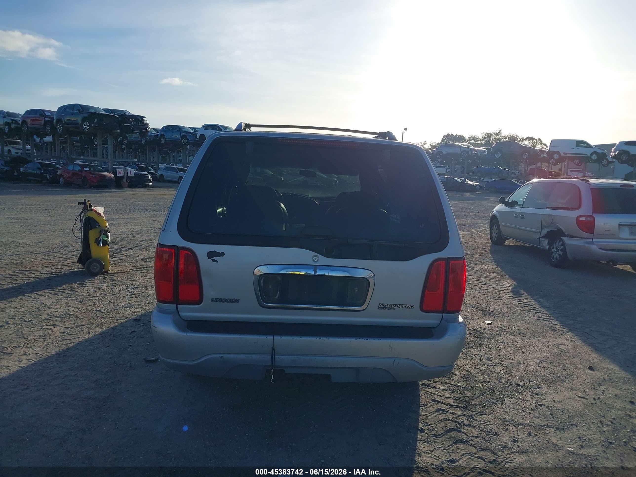 2000 Lincoln Navigator   Silver vin: 5LMRU27AXYLJ07730