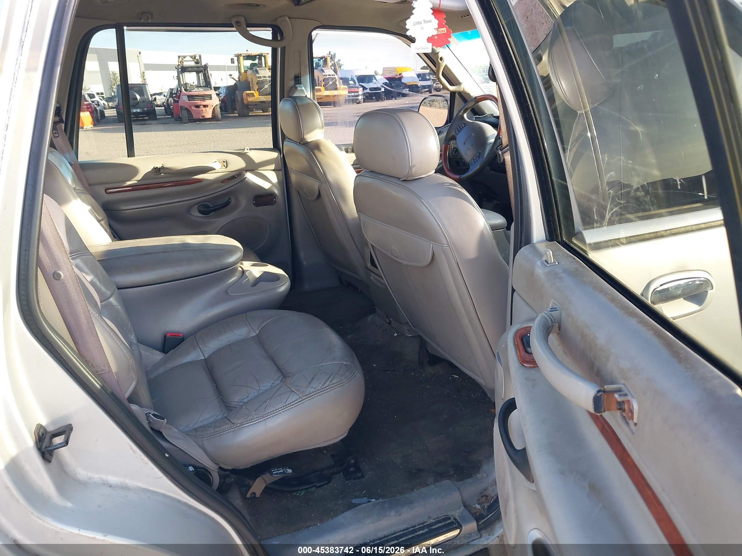 2000 Lincoln Navigator   Silver vin: 5LMRU27AXYLJ07730