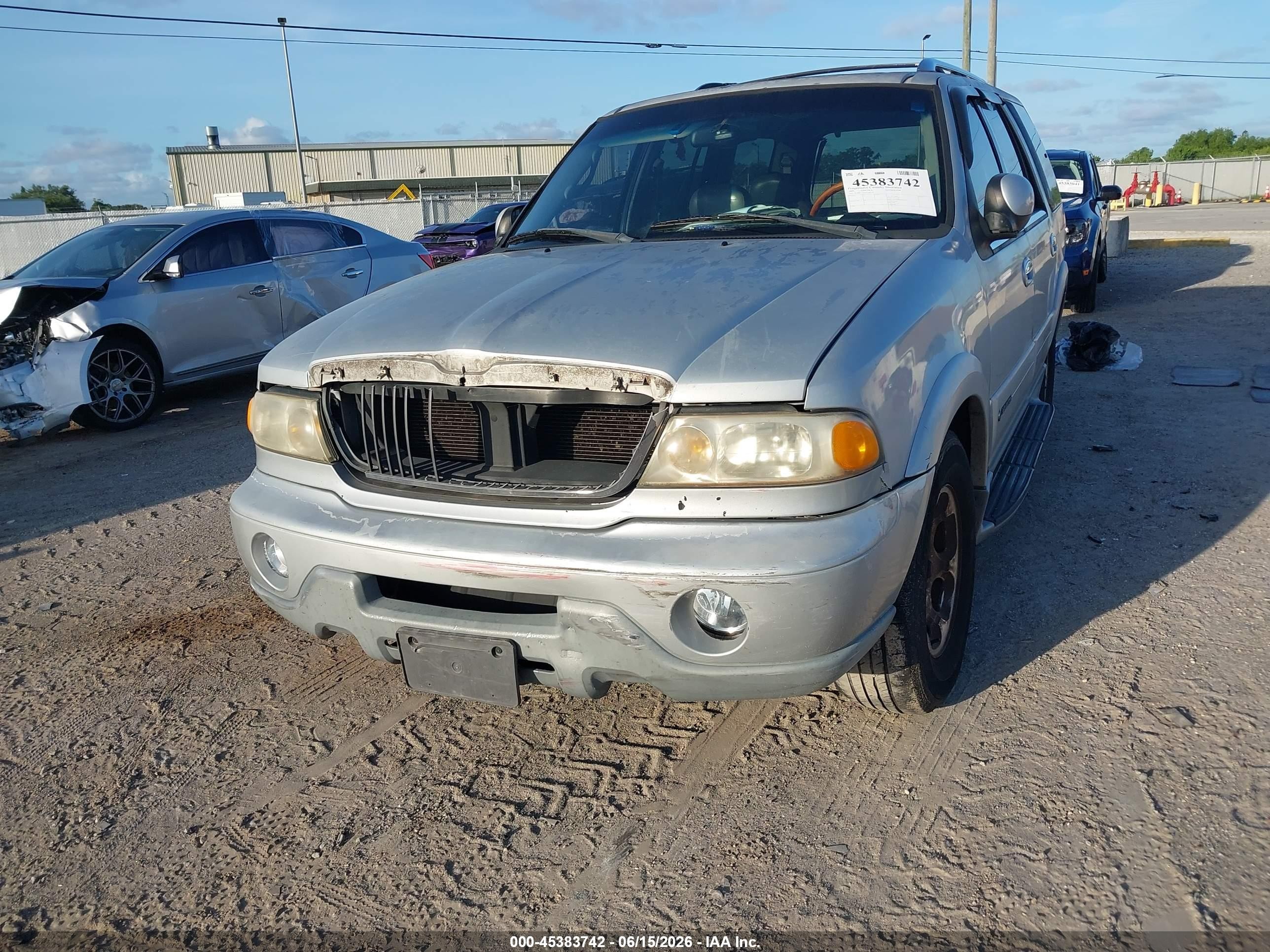 2000 Lincoln Navigator   Silver vin: 5LMRU27AXYLJ07730
