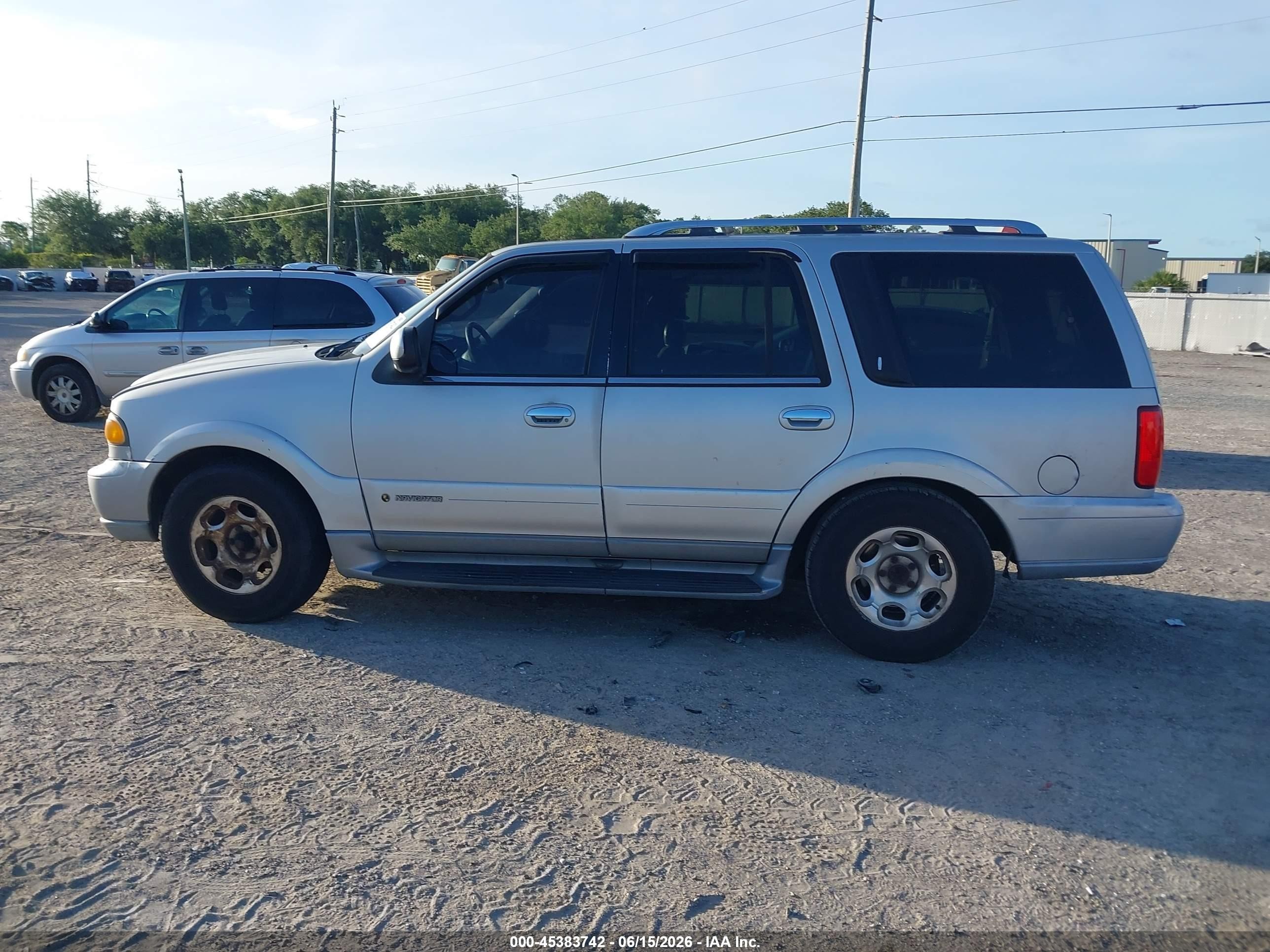 2000 Lincoln Navigator   Silver vin: 5LMRU27AXYLJ07730