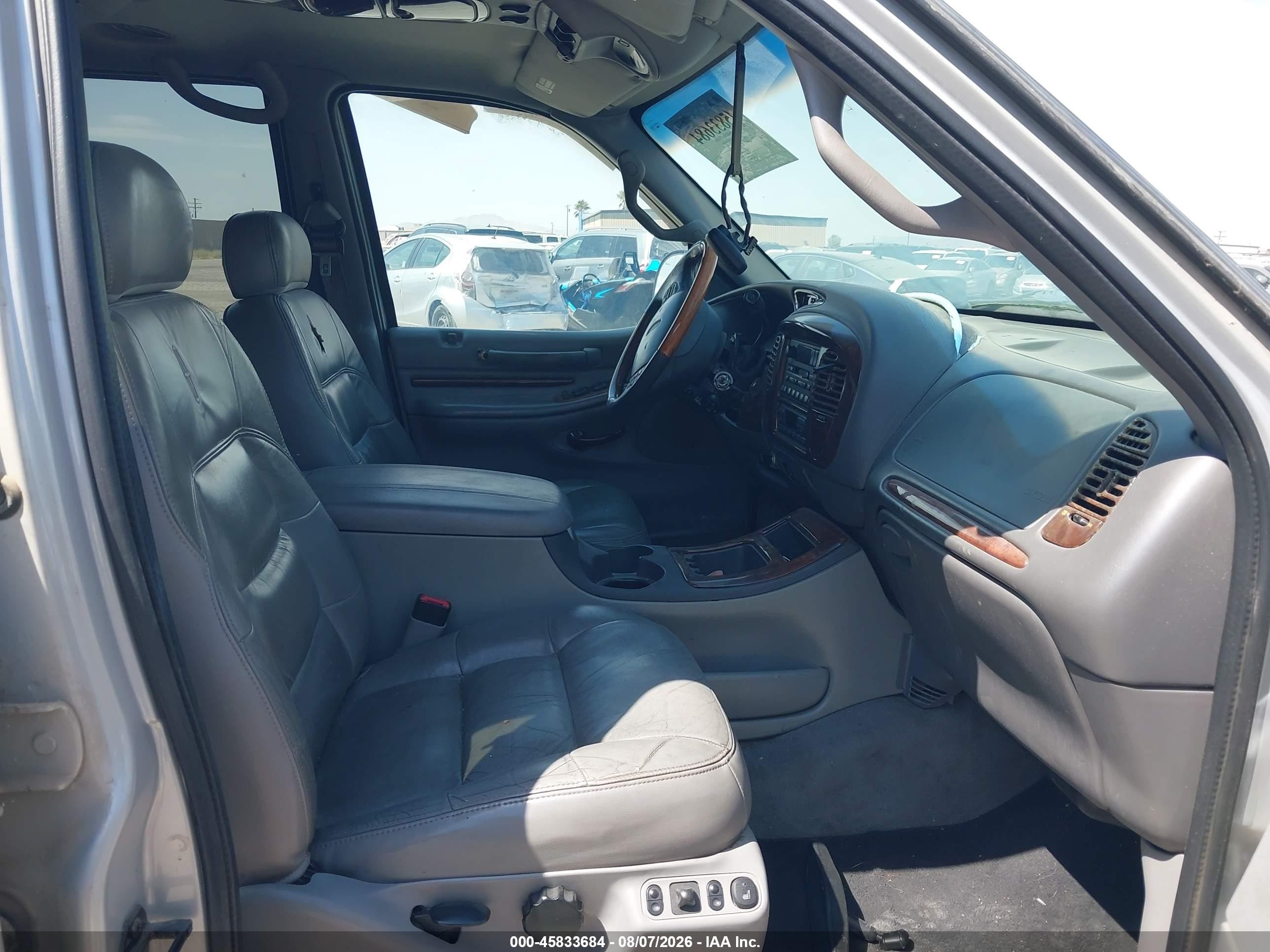 2000 Lincoln Navigator   Серебряный vin: 5LMRU27AXYLJ11048