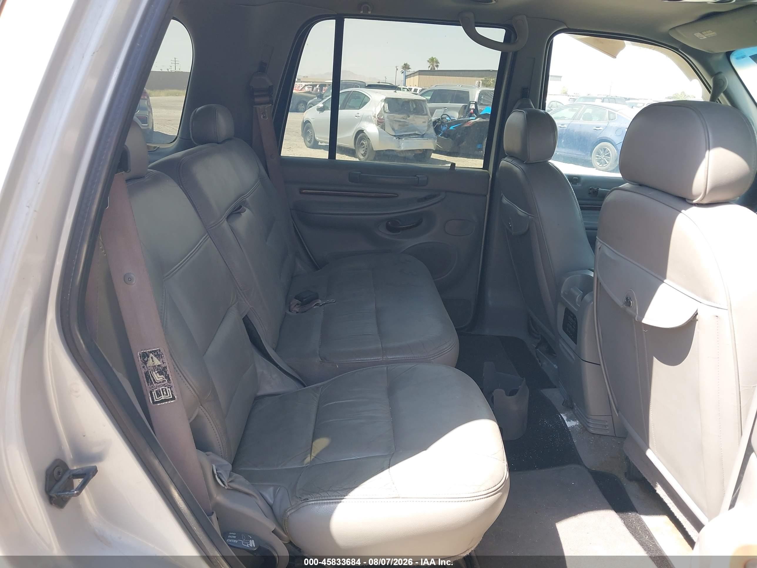 2000 Lincoln Navigator   Серебряный vin: 5LMRU27AXYLJ11048