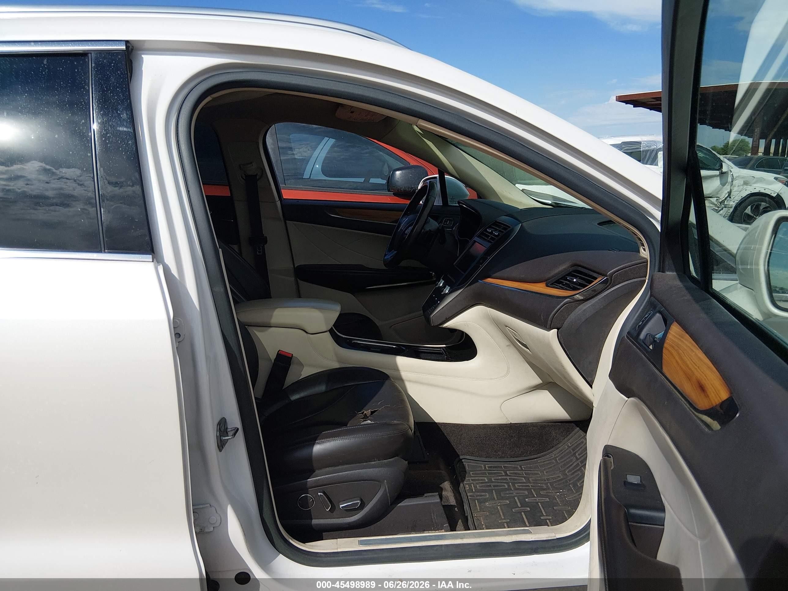 2015 Lincoln Mkc   Cream vin: 5LMTJ2AH2FUJ26106
