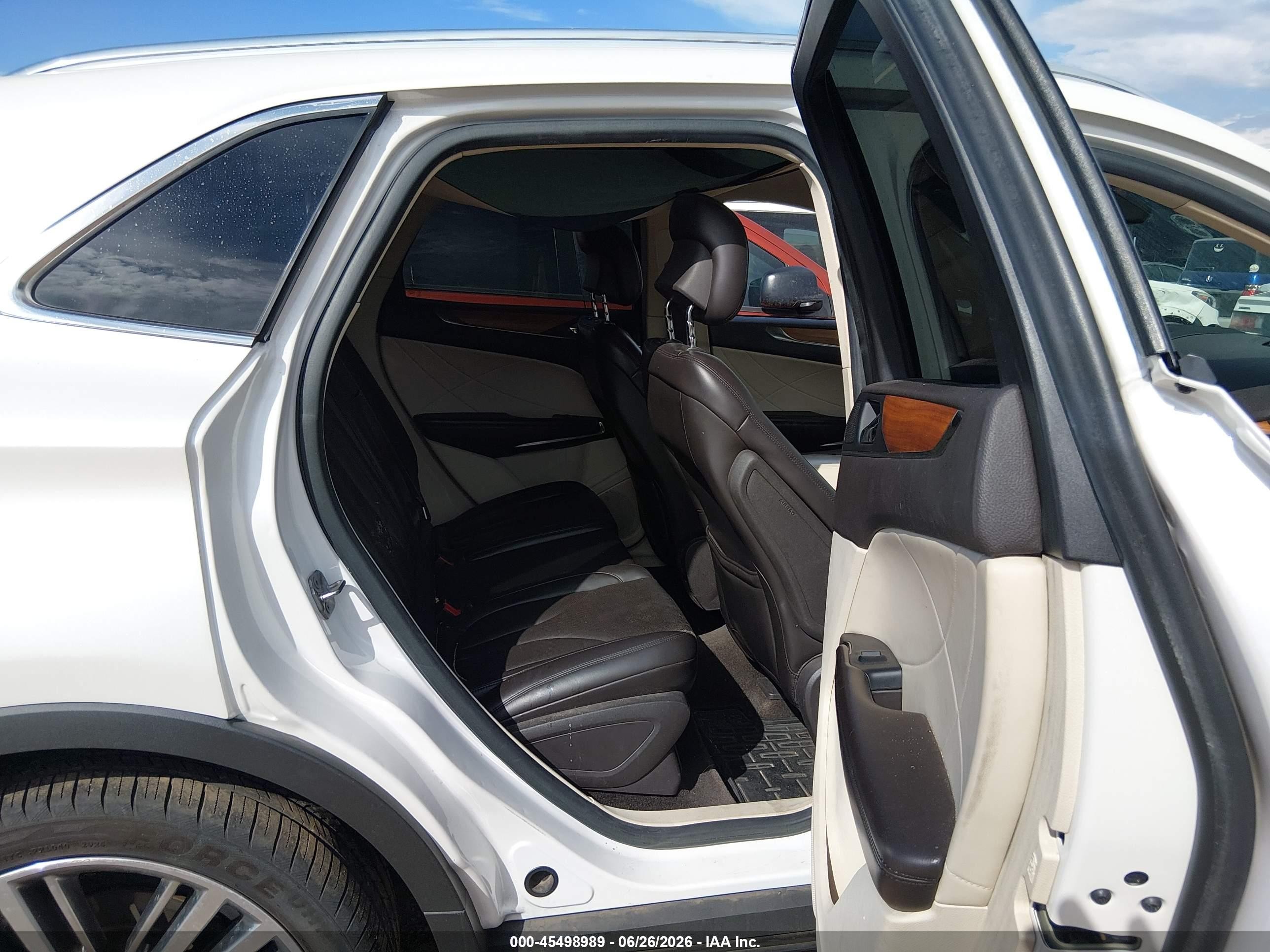 2015 Lincoln Mkc   Cream vin: 5LMTJ2AH2FUJ26106
