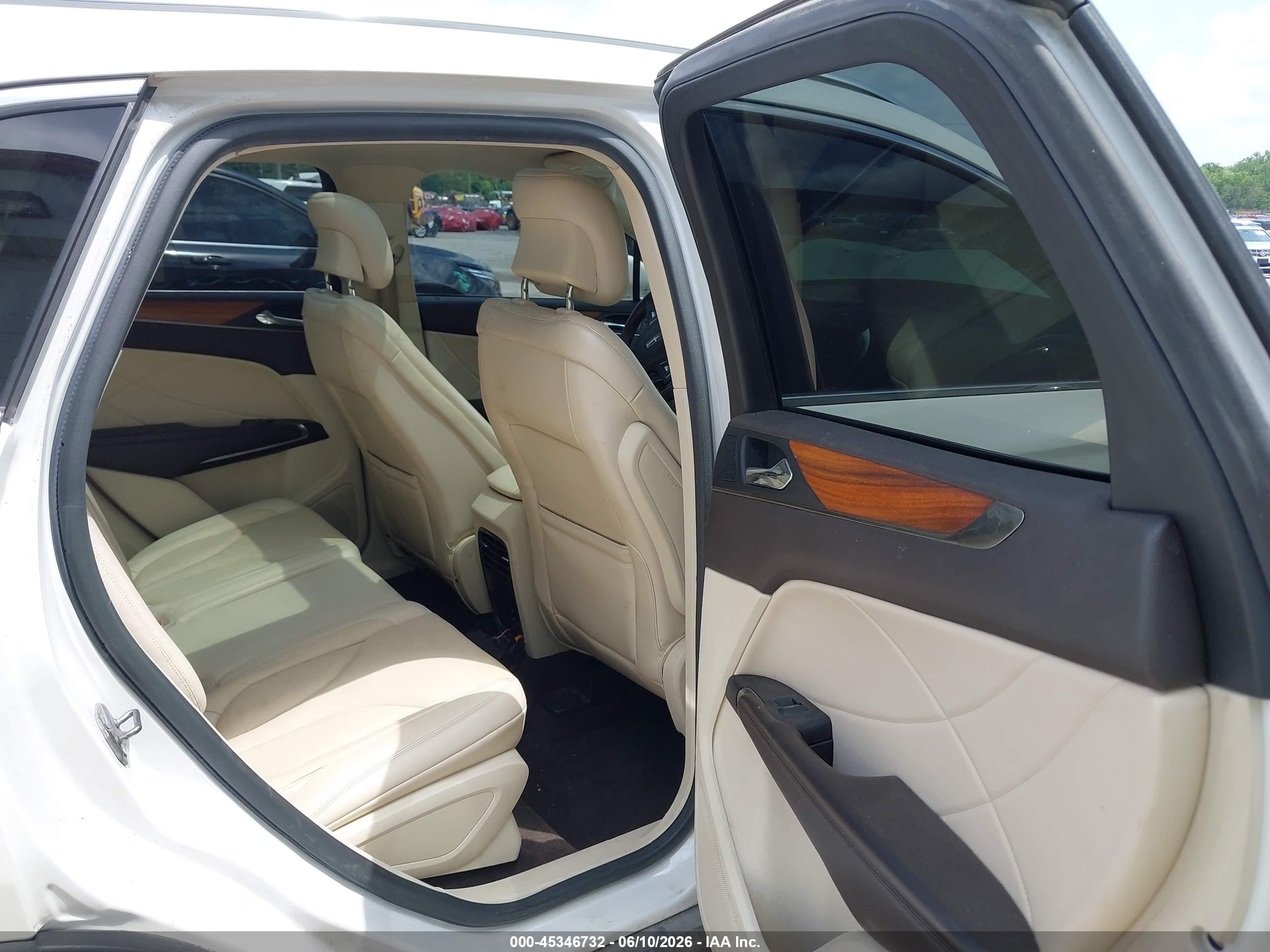 2015 Lincoln Mkc   White vin: 5LMTJ2AH4FUJ15267
