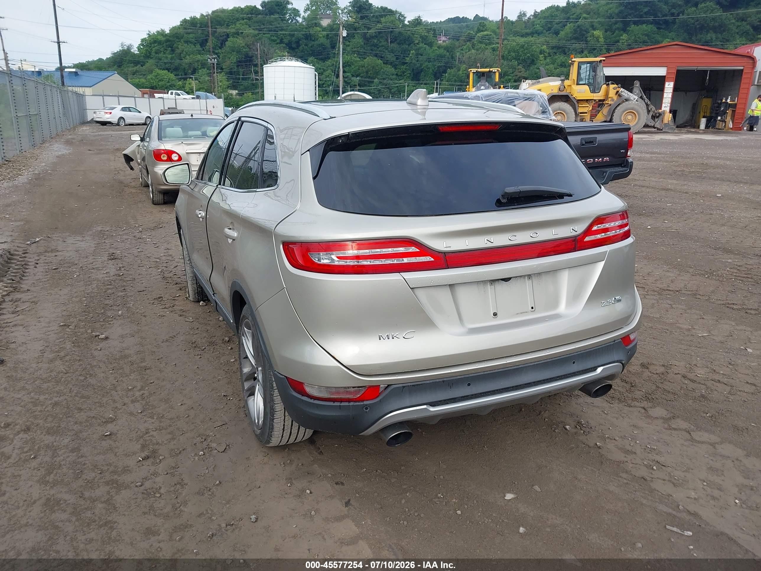 2015 Lincoln Mkc   Cream vin: 5LMTJ2AH6FUJ03797