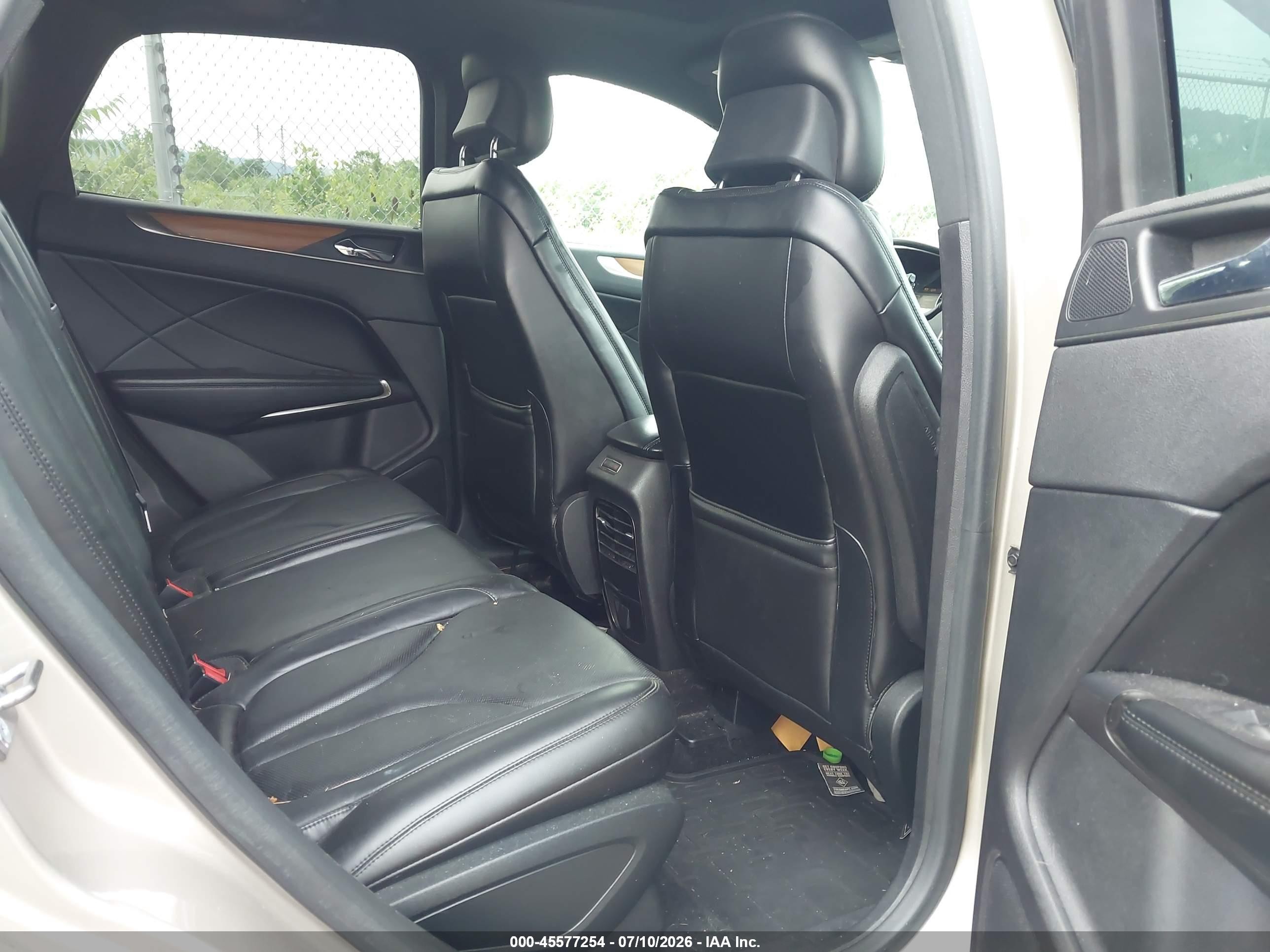 2015 Lincoln Mkc   Cream vin: 5LMTJ2AH6FUJ03797