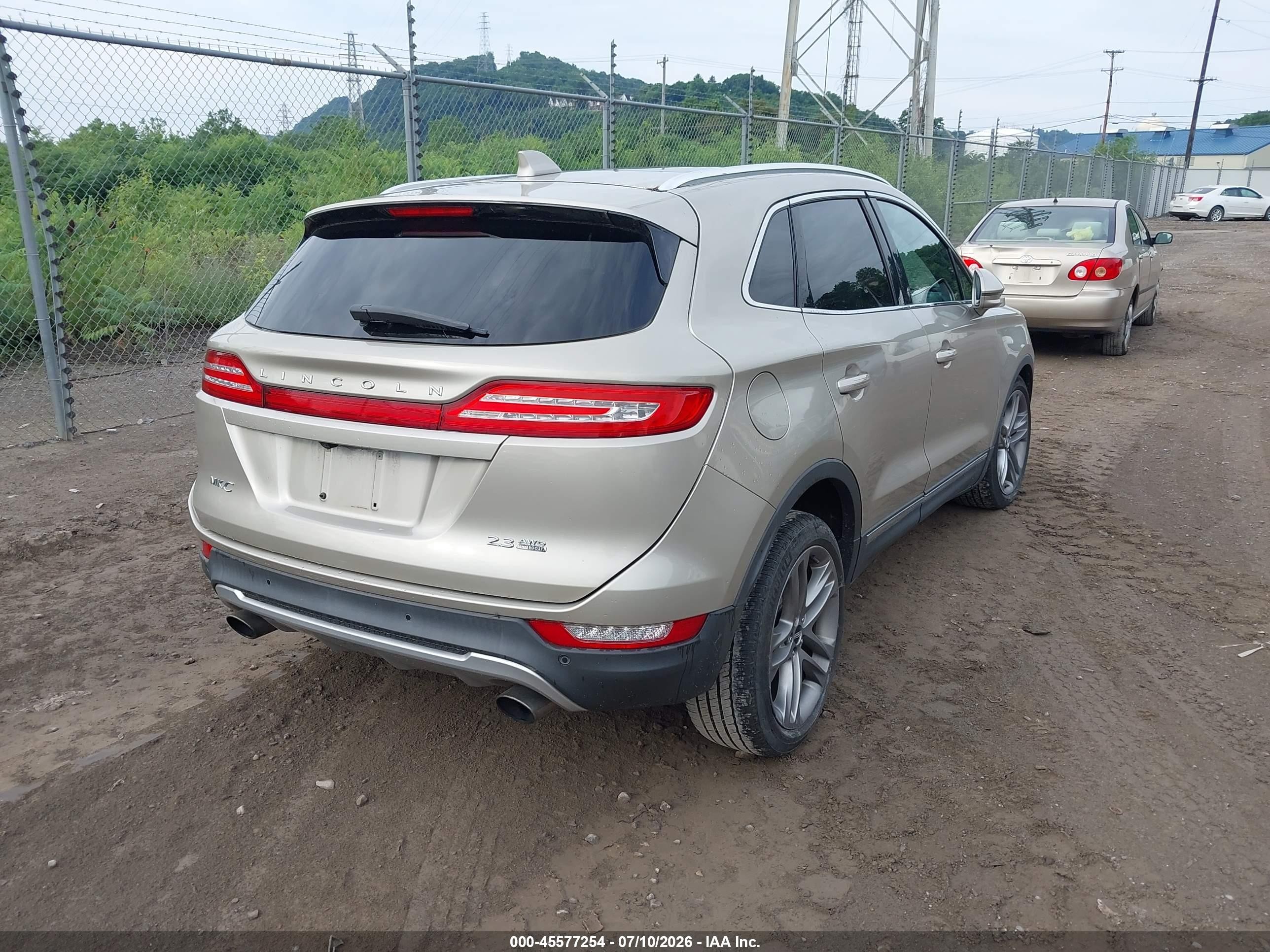 2015 Lincoln Mkc   Cream vin: 5LMTJ2AH6FUJ03797