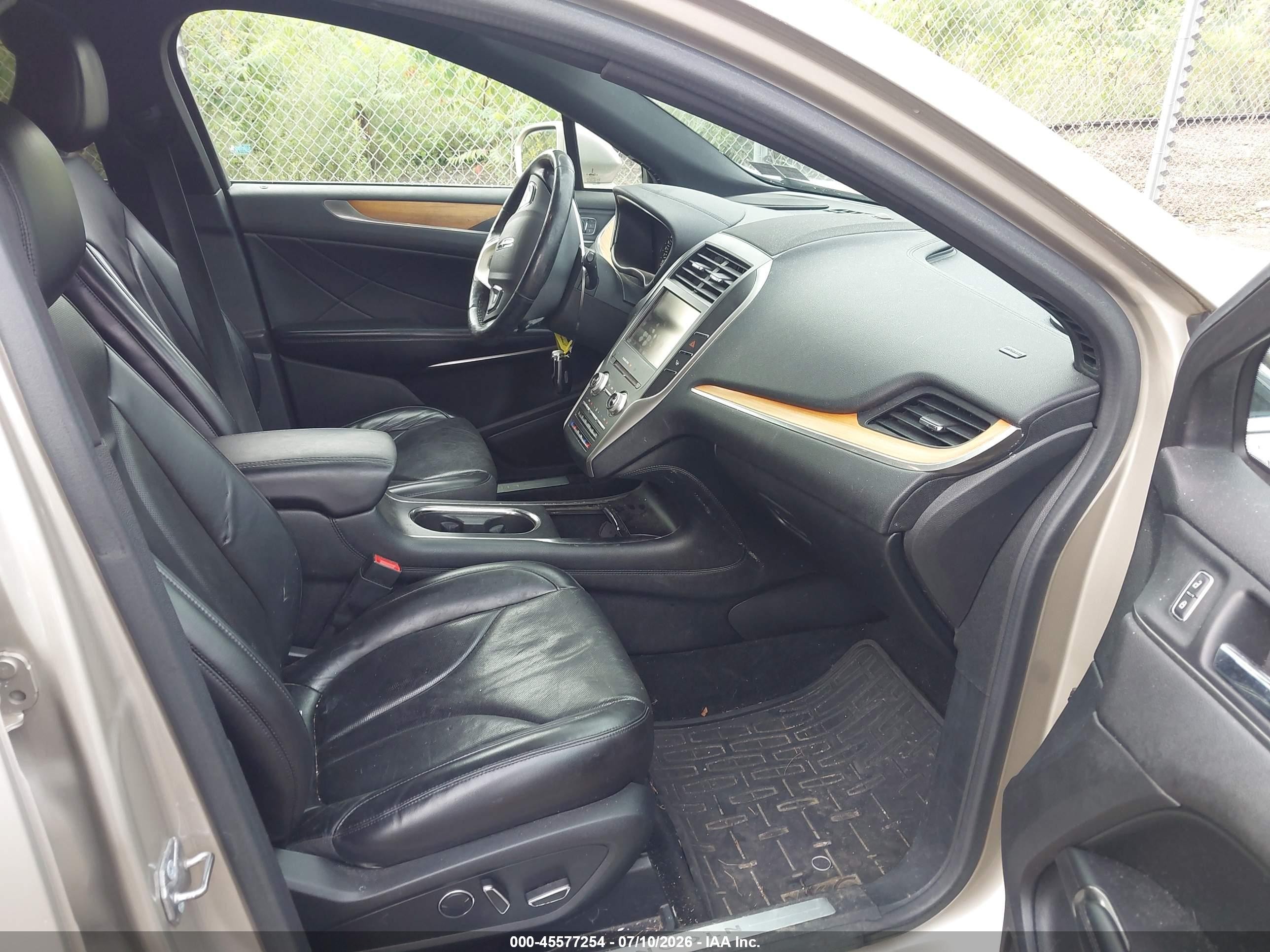 2015 Lincoln Mkc   Cream vin: 5LMTJ2AH6FUJ03797