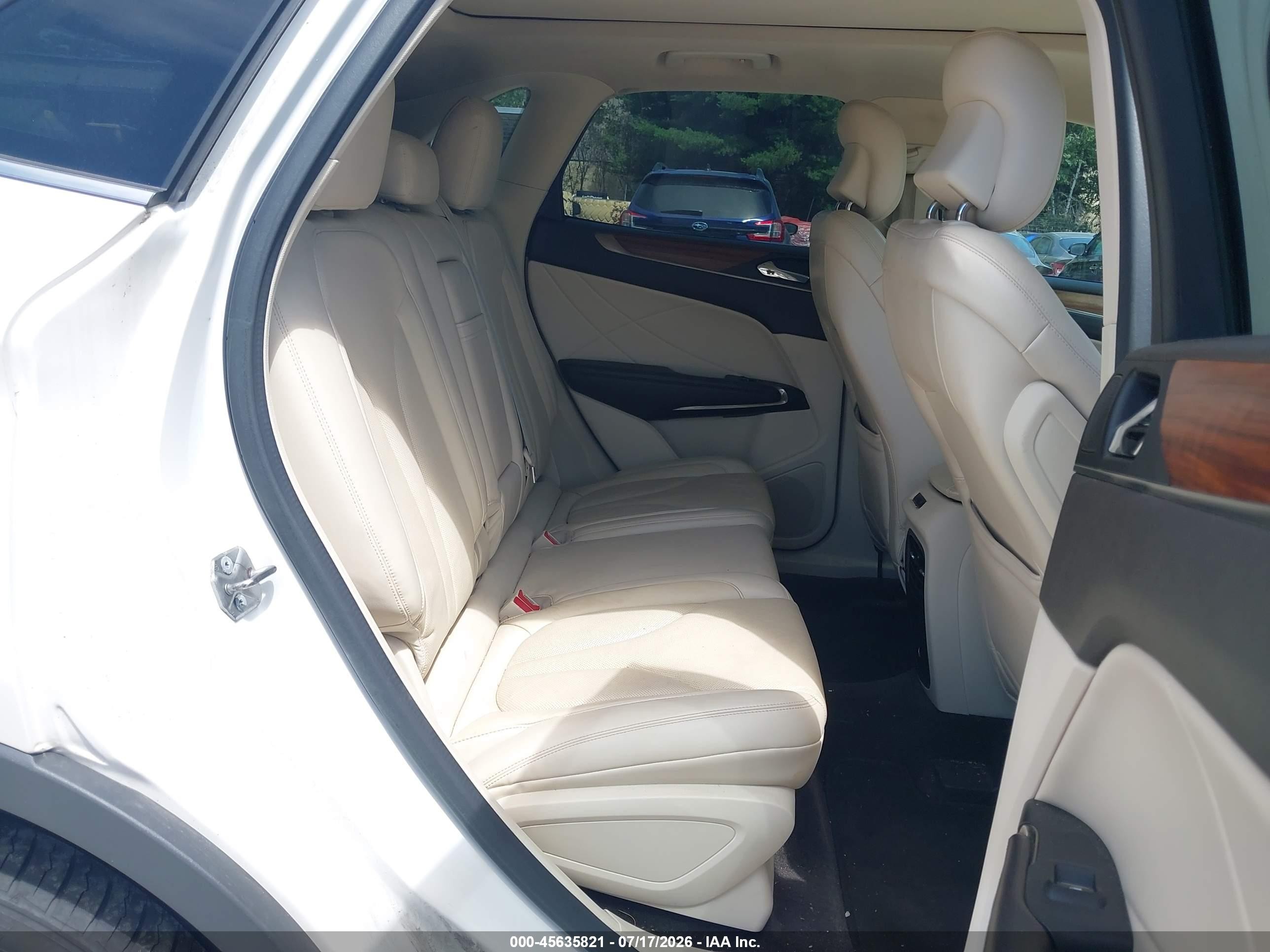 2015 Lincoln Mkc   White vin: 5LMTJ2AH7FUJ27865