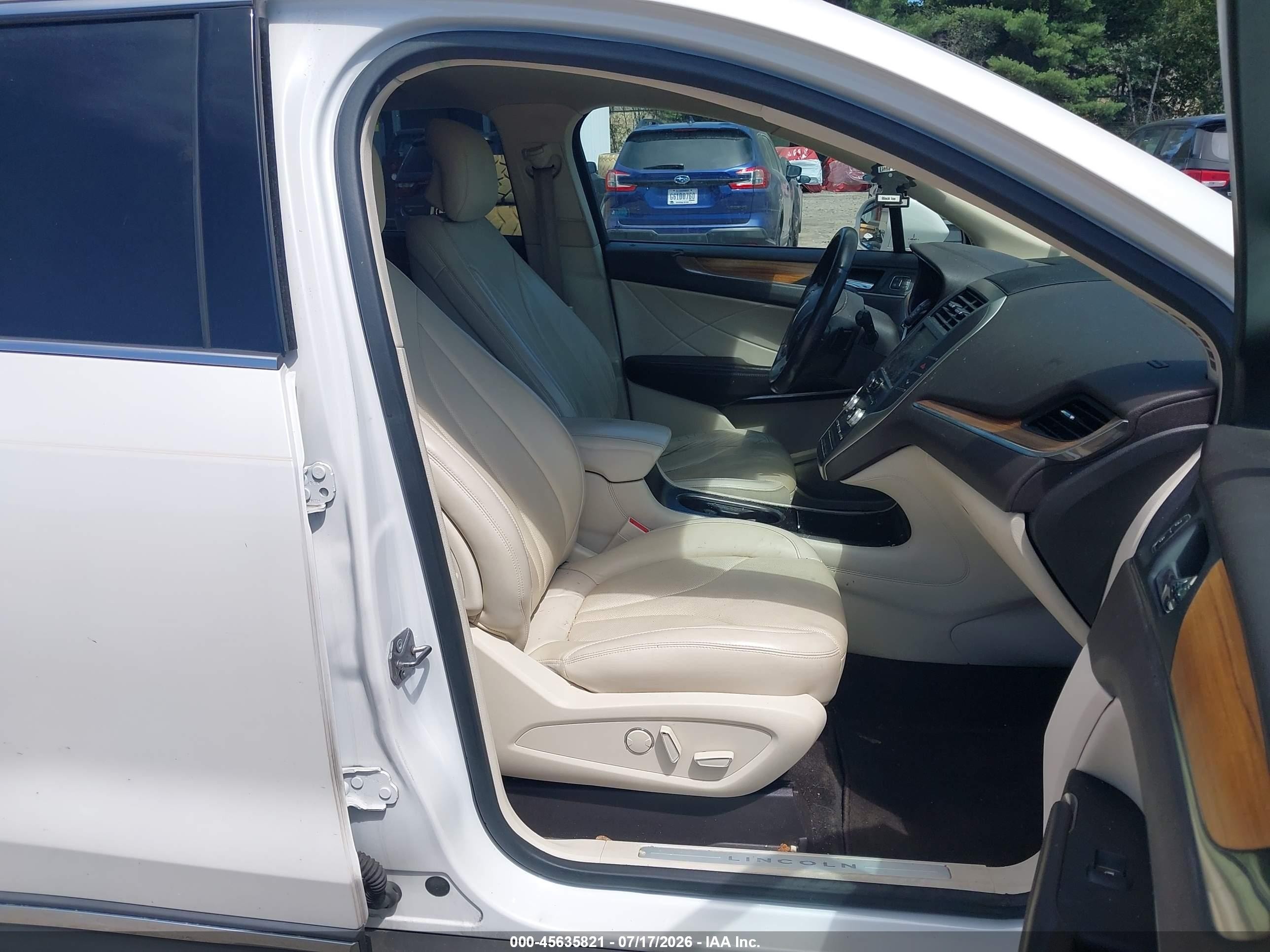 2015 Lincoln Mkc   White vin: 5LMTJ2AH7FUJ27865
