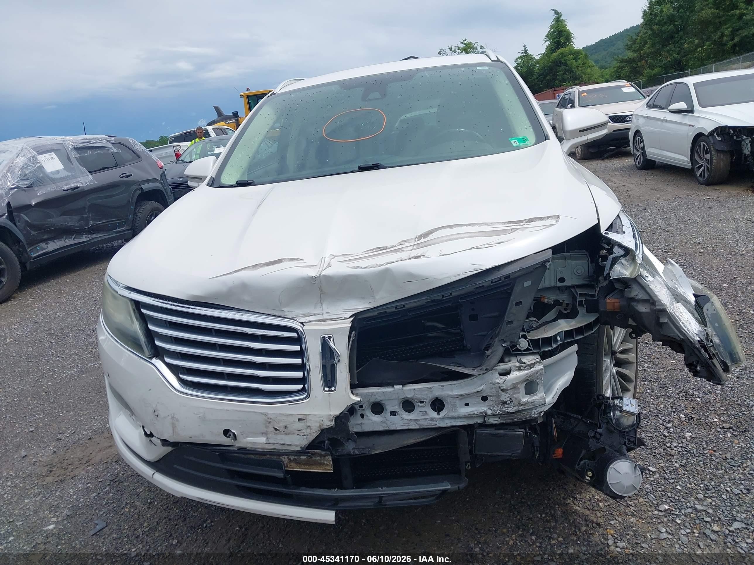 2015 Lincoln Mkc   White vin: 5LMTJ2AHXFUJ25172