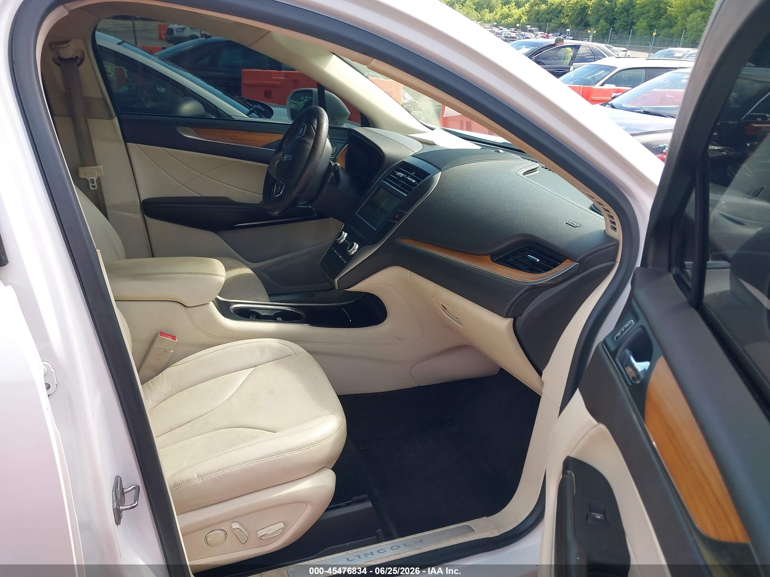 2015 Lincoln Mkc   White vin: 5LMTJ2AHXFUJ33708