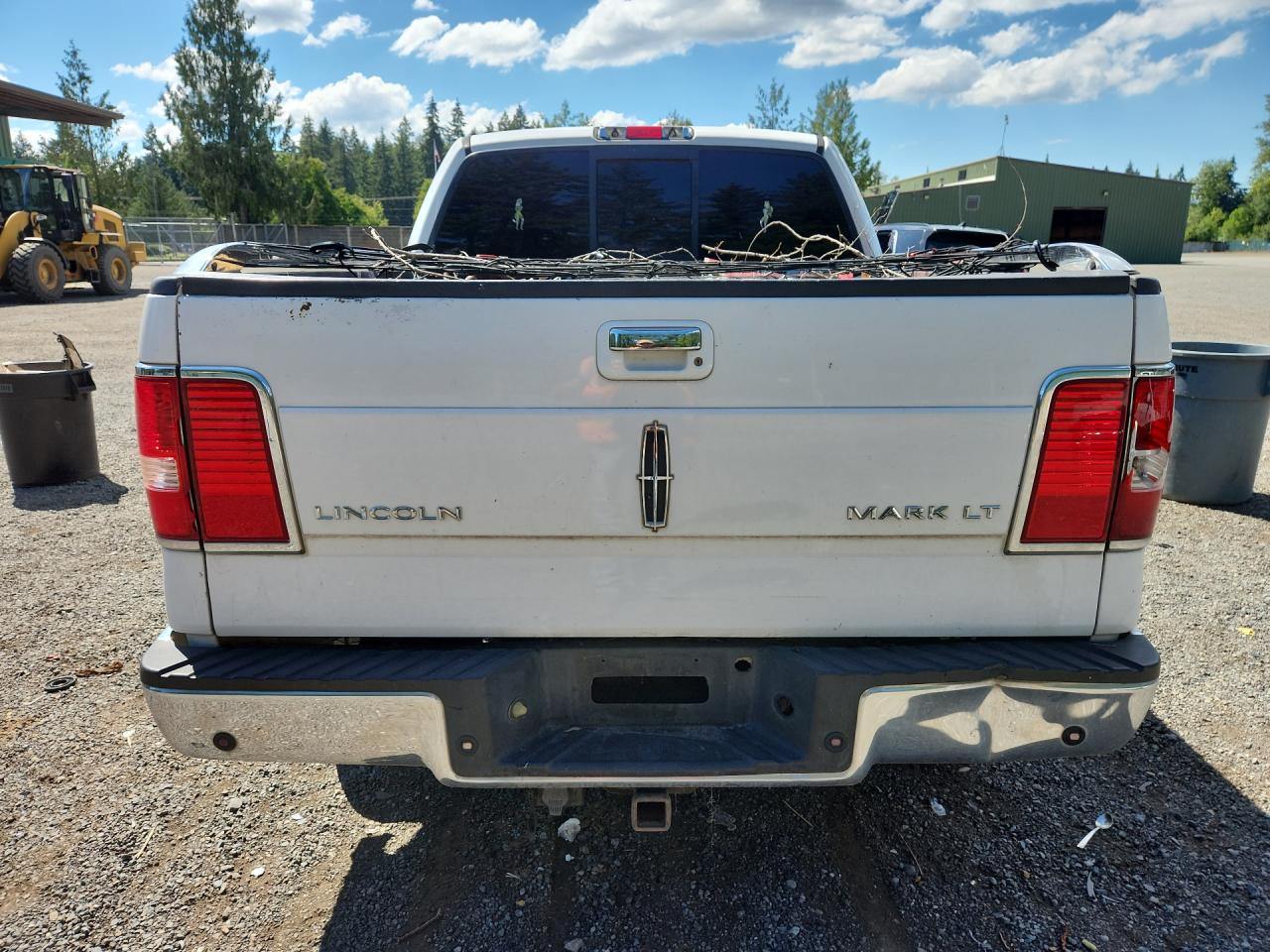 2007 Lincoln Mark Lt White vin: 5LTPW16557FJ01772 Damage: Right Tail Light, Broken, Replacement Required