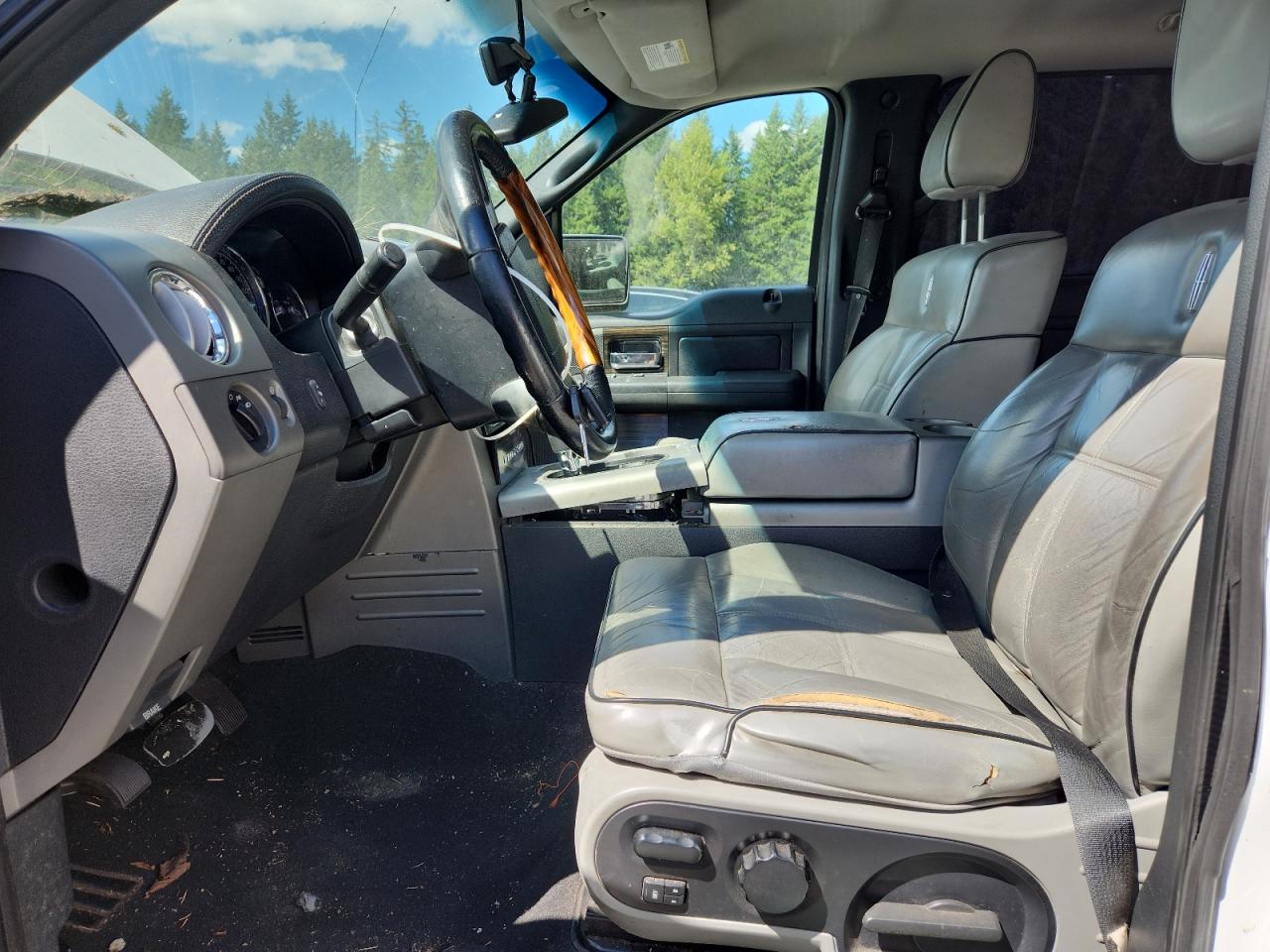 2007 Lincoln Mark Lt White vin: 5LTPW16557FJ01772 Damage: Left Front Seat Cushion, Torn, > 12 Inches