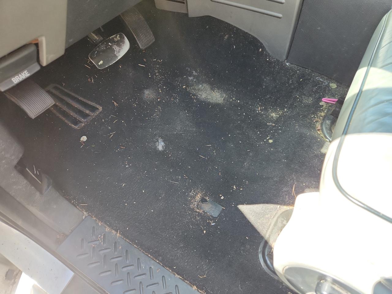 2007 Lincoln Mark Lt White vin: 5LTPW16557FJ01772 Damage: Left Front Carpet, Worn, Replacement Required