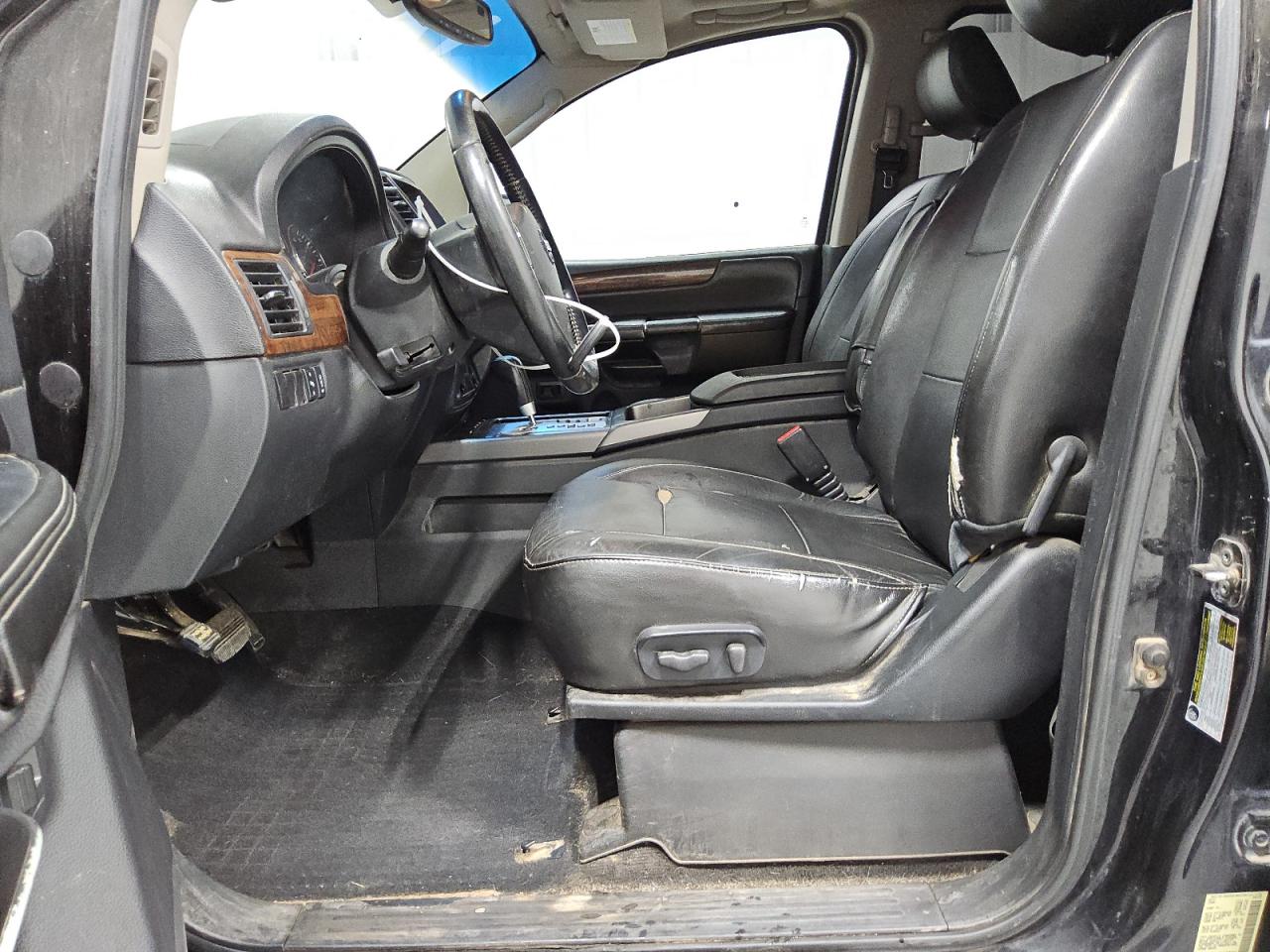2011 Nissan Armada Sv Черный vin: 5N1AA0NC4BN603801 Damage: Left Front Seat, Torn, 6 To 7 Inches