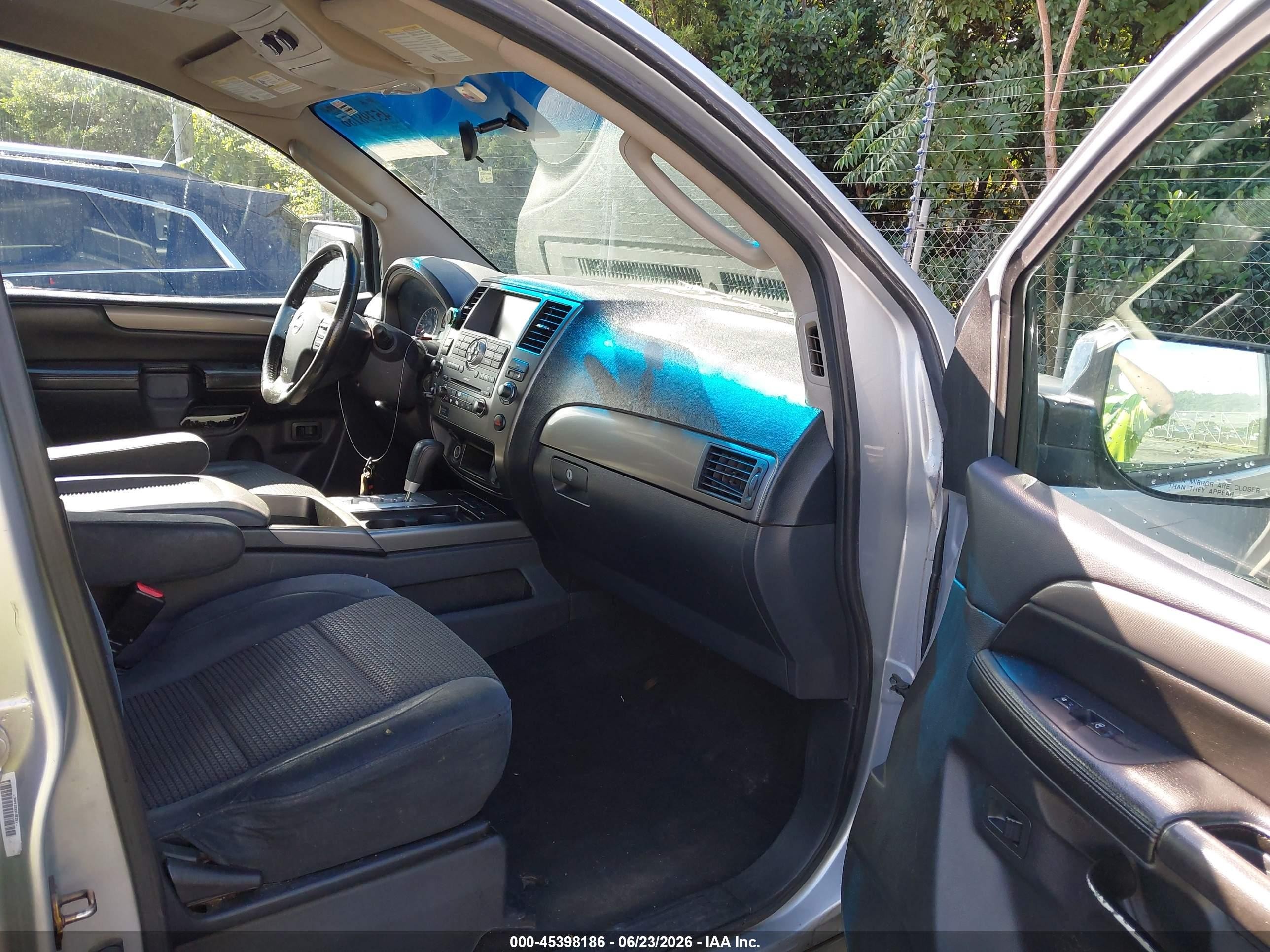 2011 Nissan Armada Sv Silver vin: 5N1AA0NC8BN611402