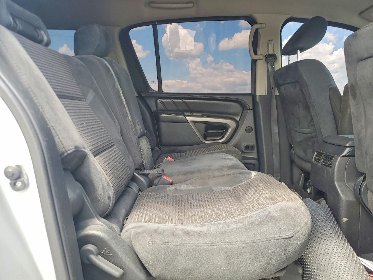 2015 Nissan Armada Sv Silver vin: 5N1AA0ND1FN607397