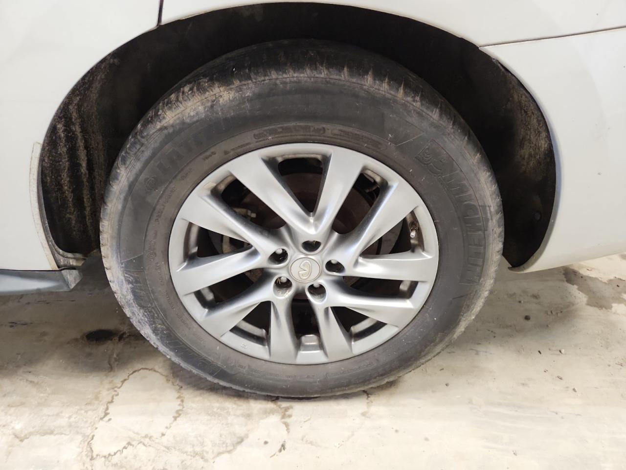 2015 Infiniti Qx60 Base Silver vin: 5N1AL0MM0FC531906 Damage: Left Rear Tire, Worn, Replacement Required