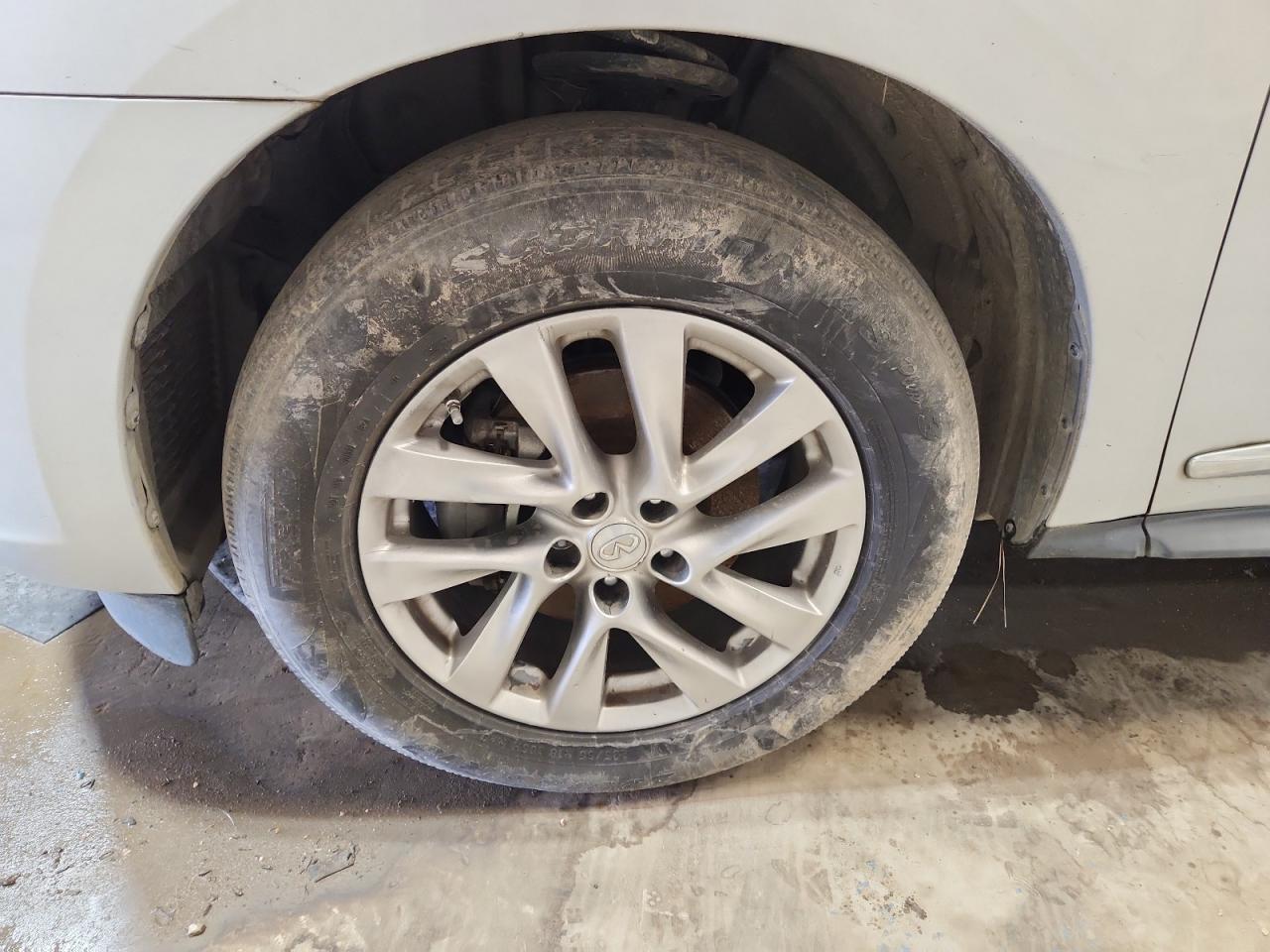 2015 Infiniti Qx60 Base Silver vin: 5N1AL0MM0FC531906 Damage: Left Front Tire, Worn, Replacement Required