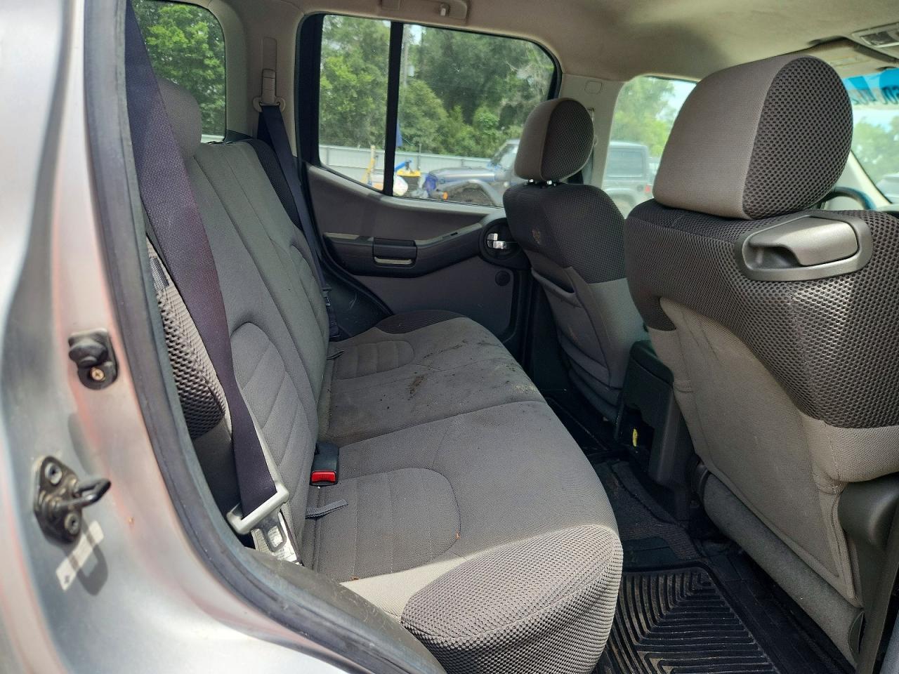 2005 Nissan Xterra S Silver vin: 5N1AN08U75C631391
