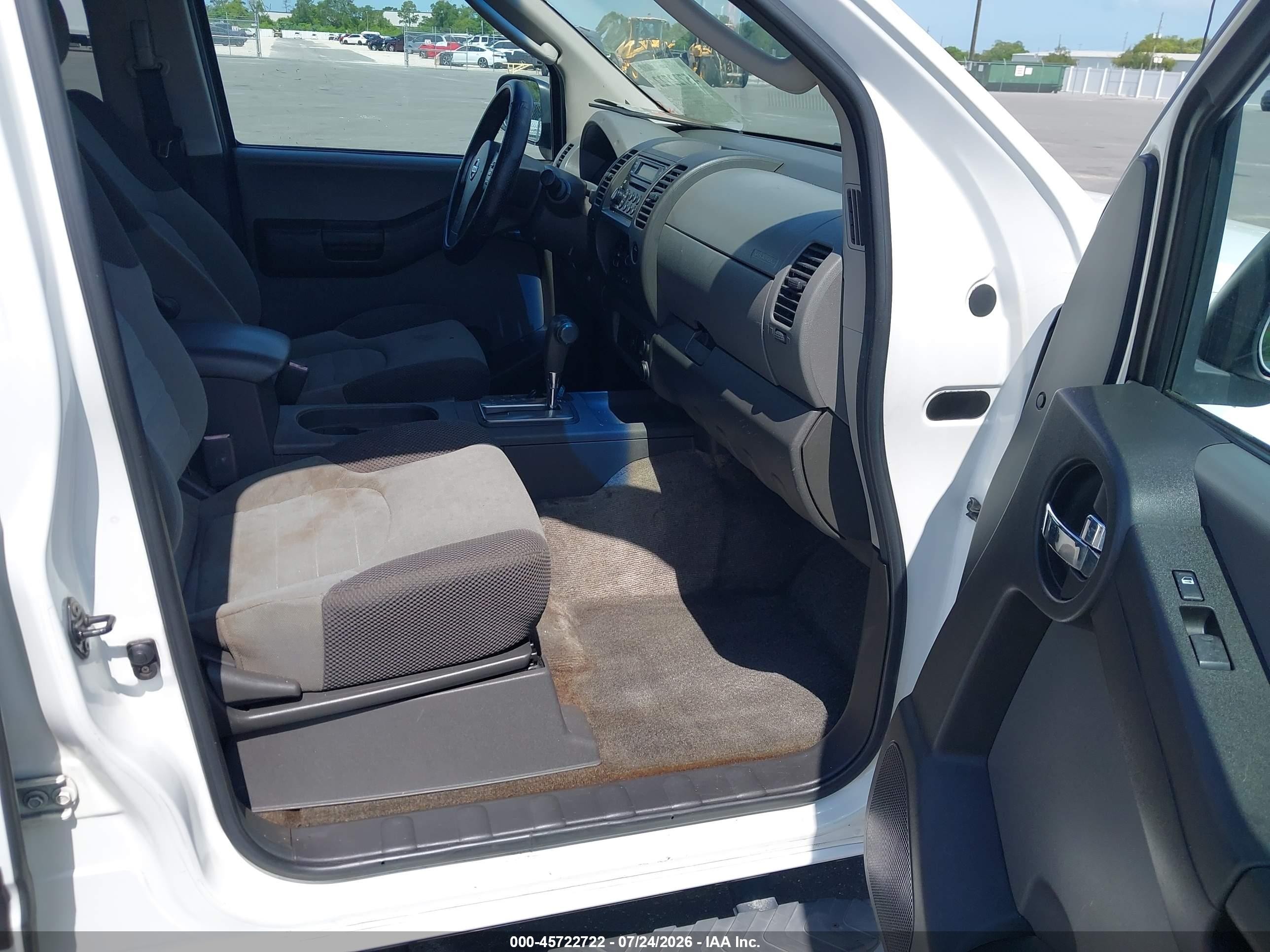 2005 Nissan Xterra S White vin: 5N1AN08U95C628041