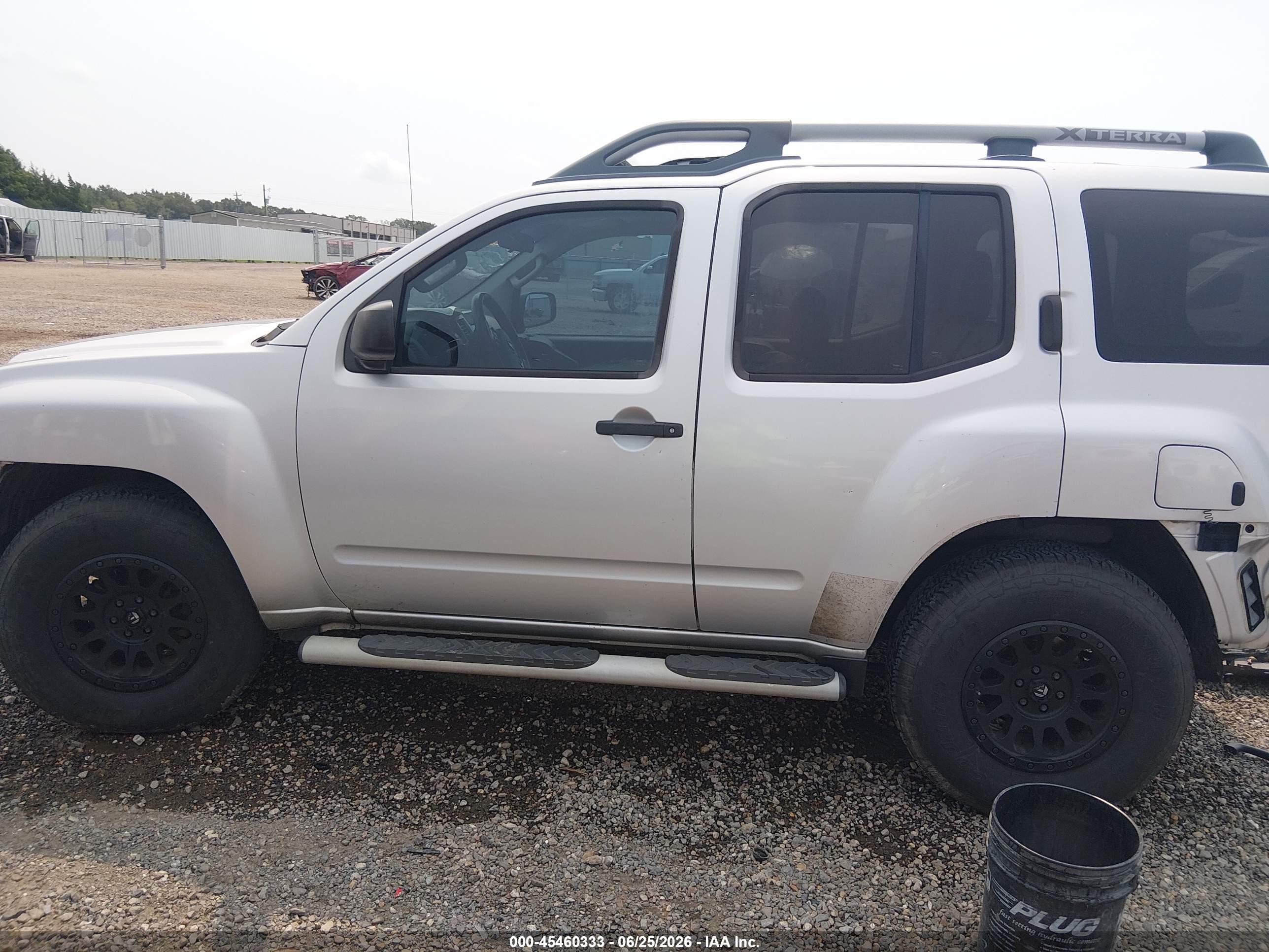 2015 Nissan Xterra X Silver vin: 5N1AN0NU1FN665210