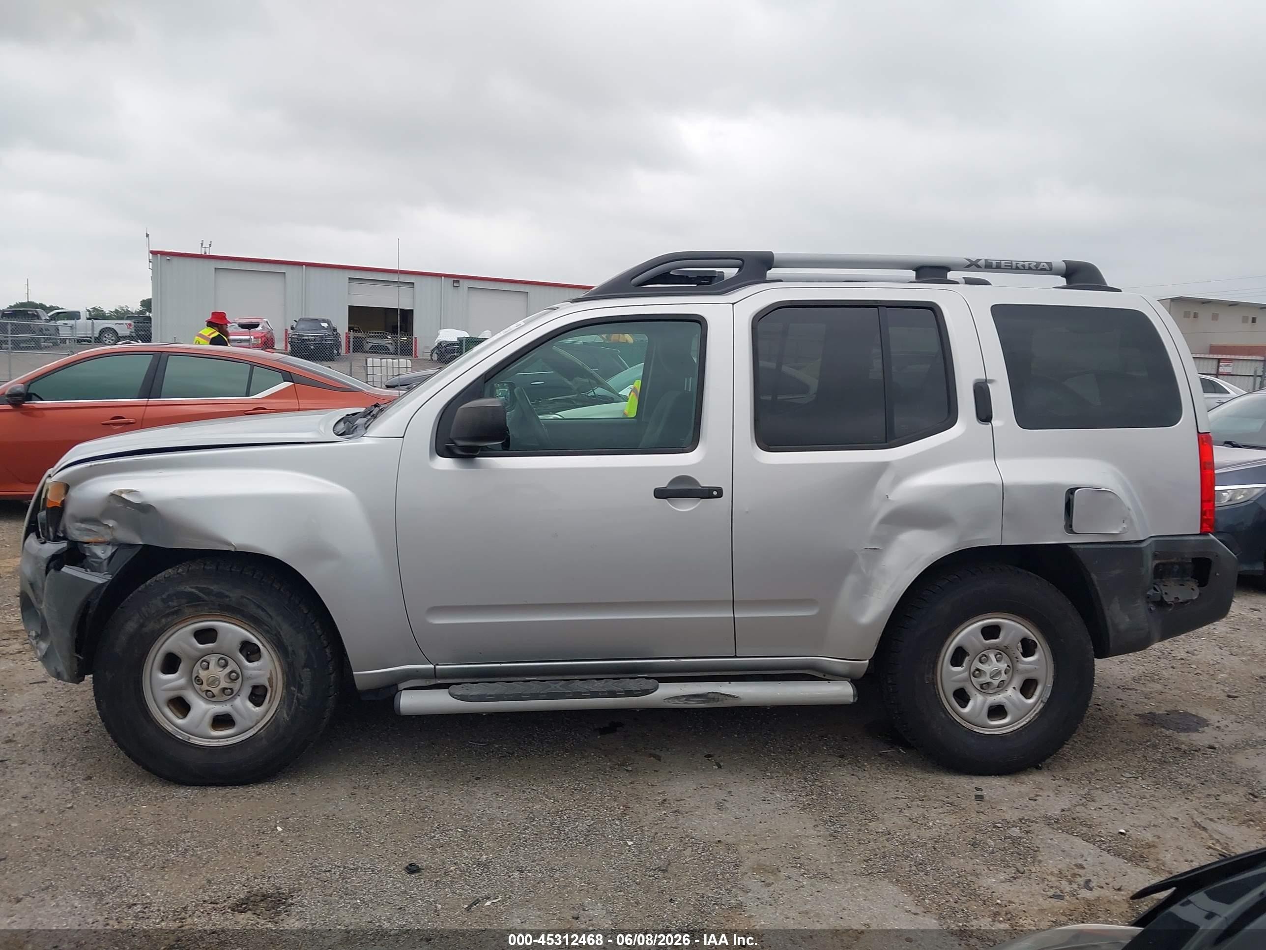 2011 Nissan Xterra X Silver vin: 5N1AN0NU6BC508312