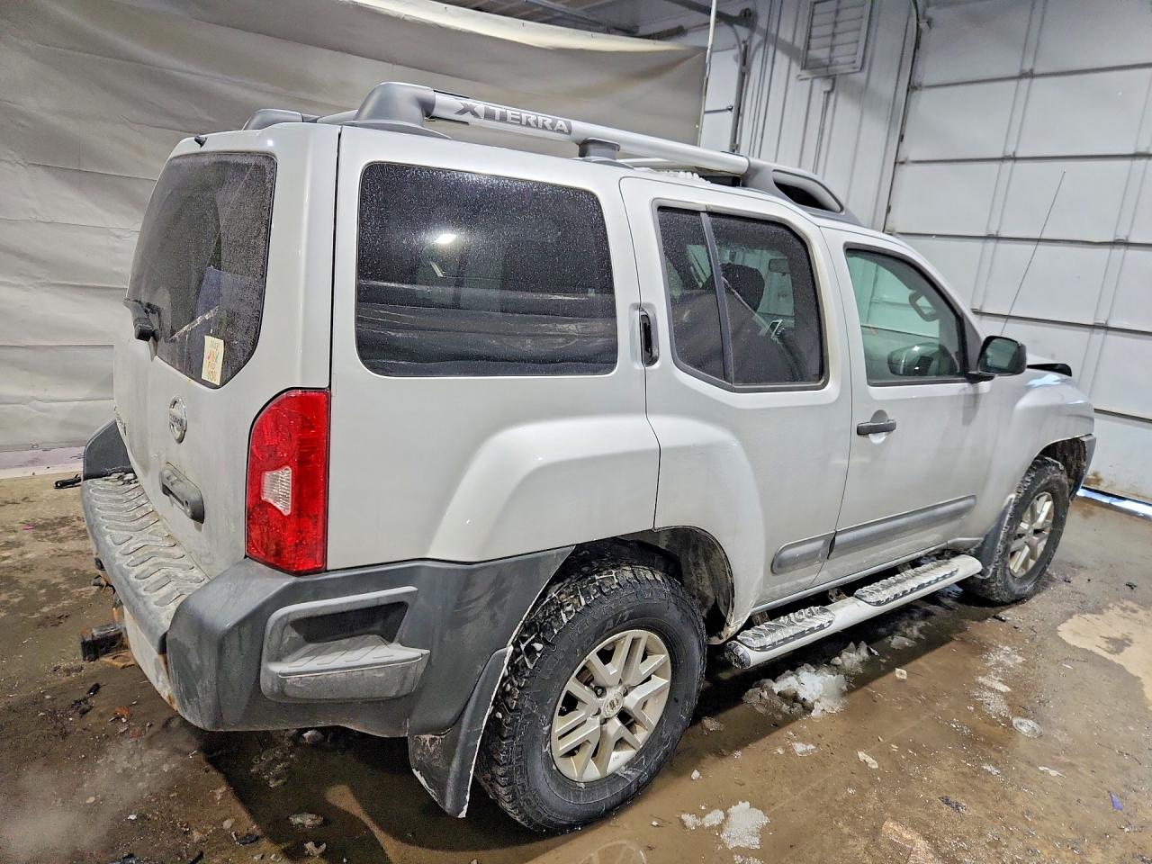 2015 Nissan Xterra S Silver vin: 5N1AN0NW1FN665161