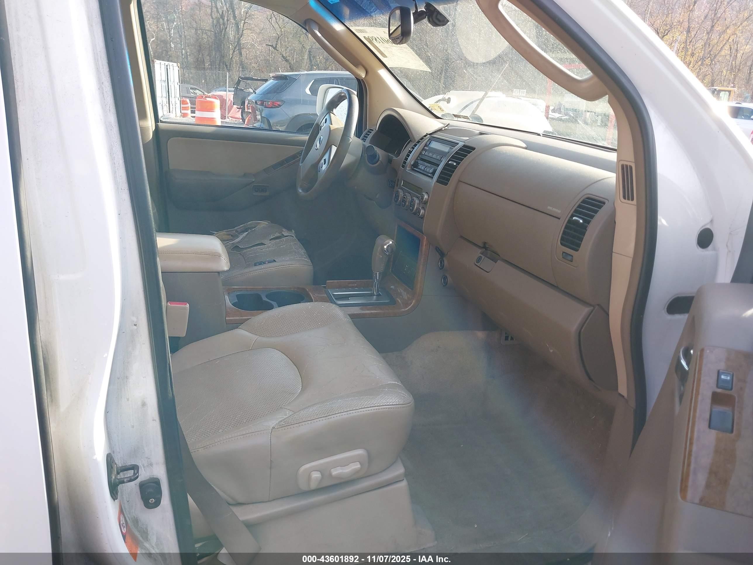 2005 Nissan Pathfinder Le White vin: 5N1AR18U15C720271