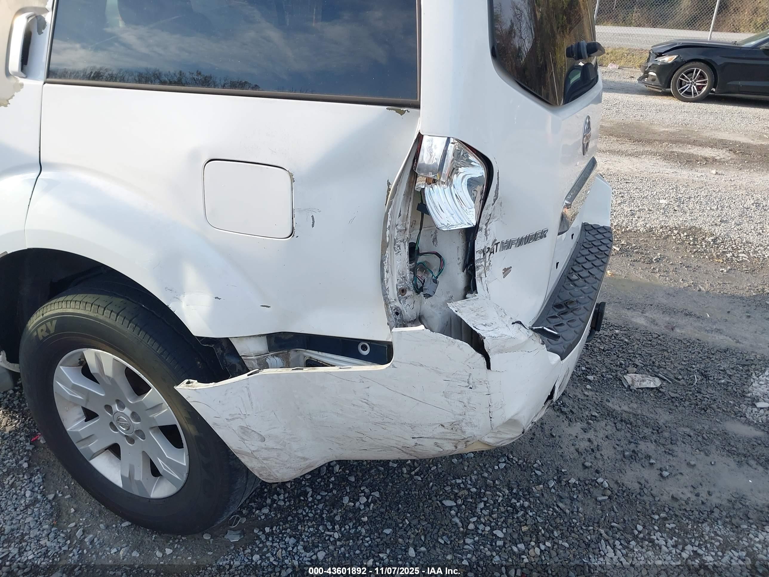 2005 Nissan Pathfinder Le White vin: 5N1AR18U15C720271