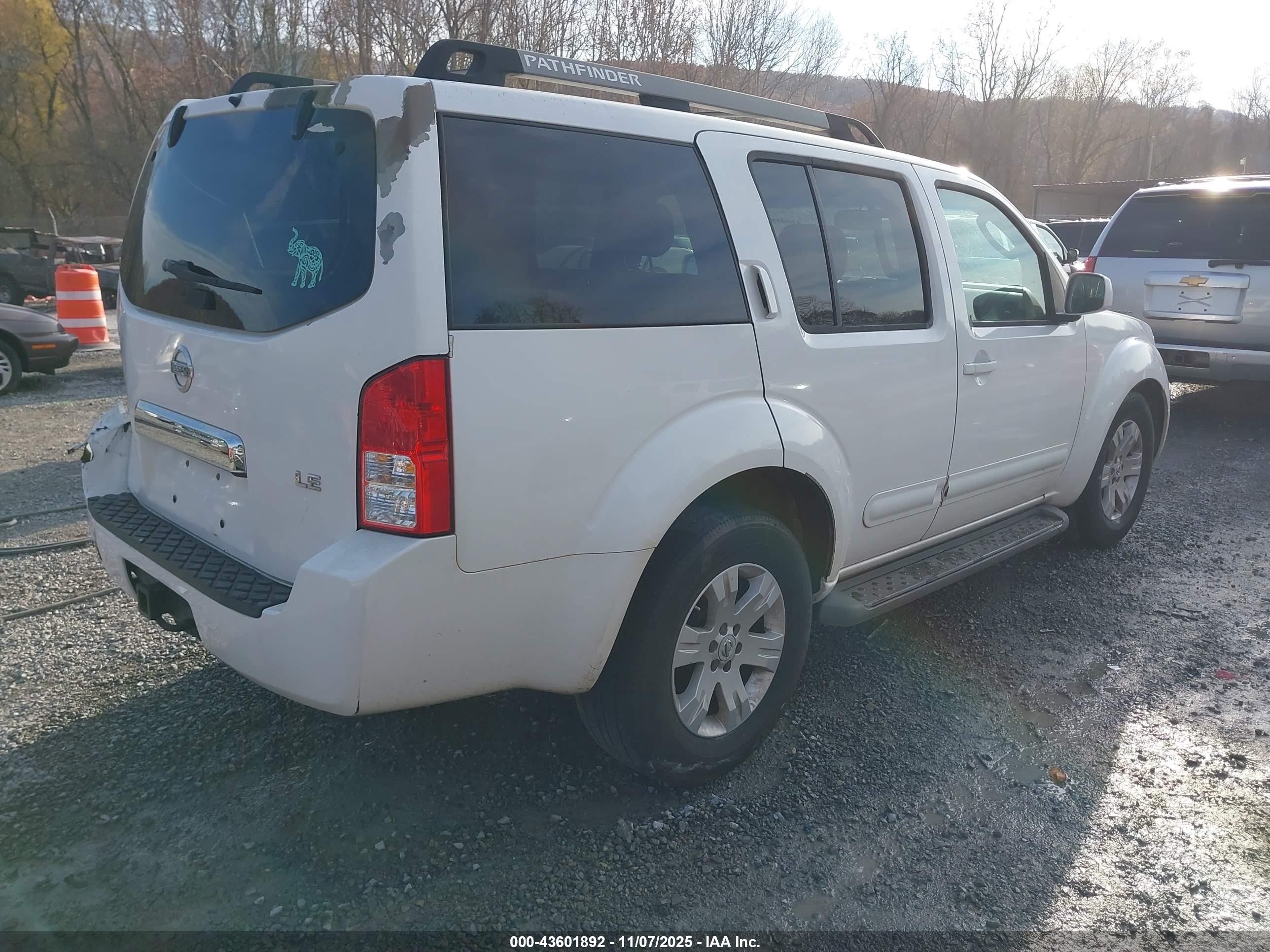 2005 Nissan Pathfinder Le White vin: 5N1AR18U15C720271