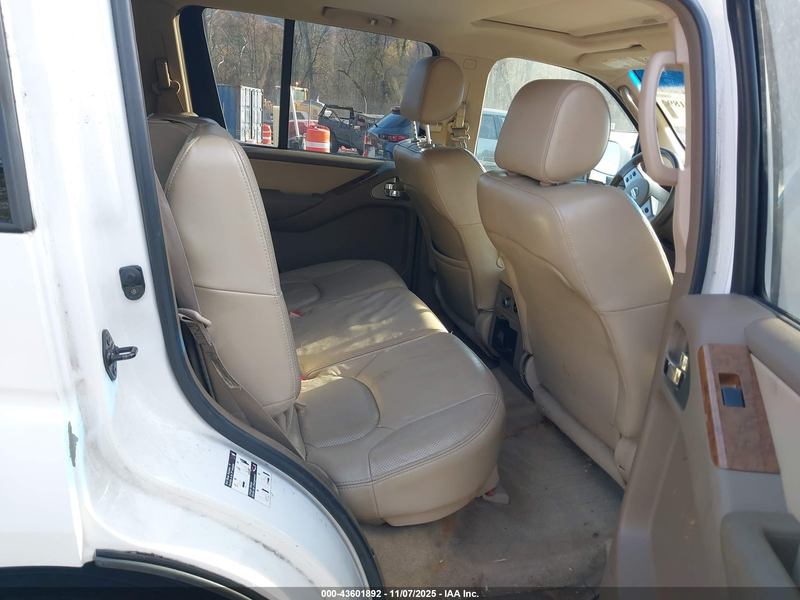 2005 Nissan Pathfinder Le White vin: 5N1AR18U15C720271