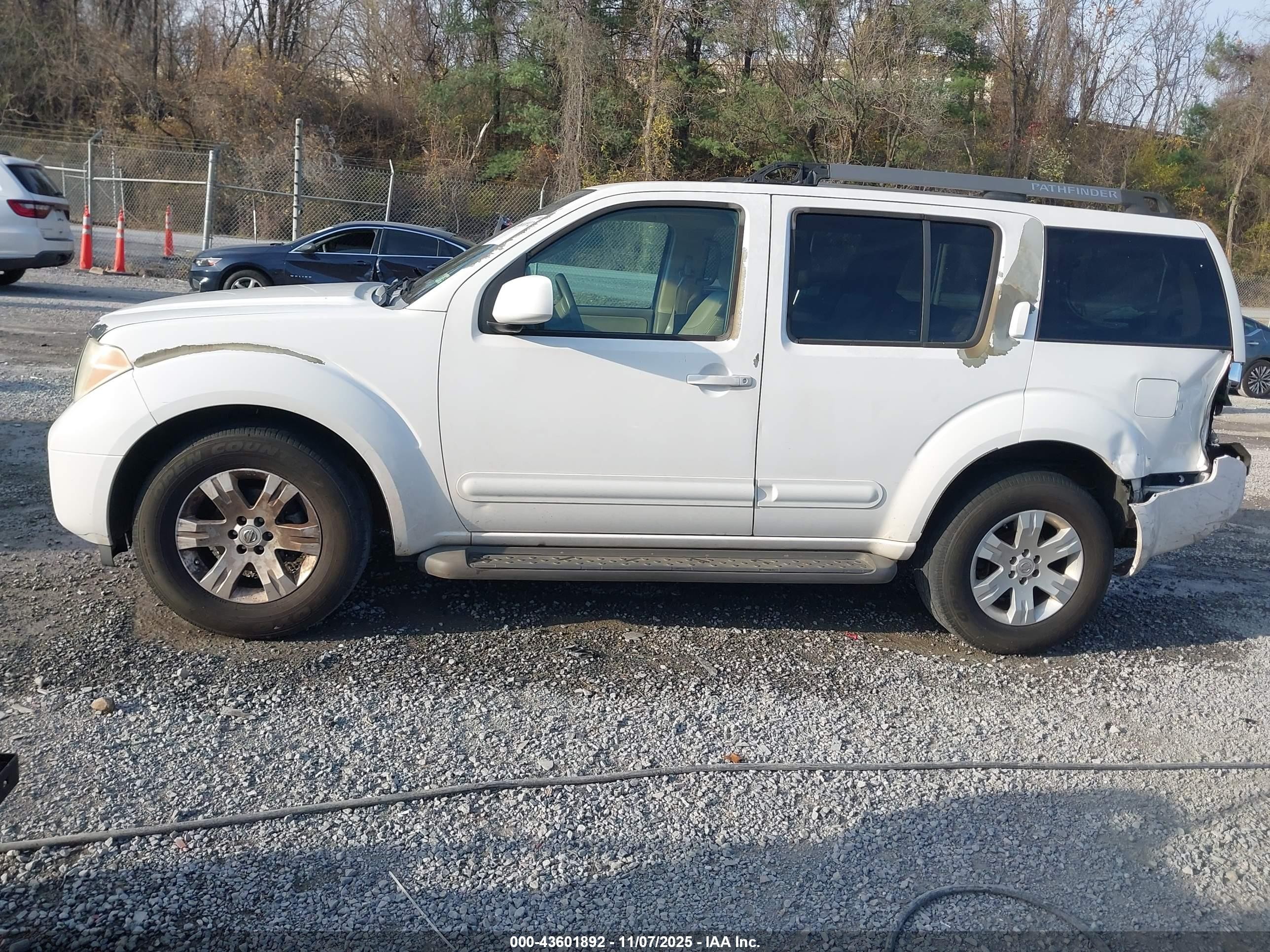 2005 Nissan Pathfinder Le White vin: 5N1AR18U15C720271