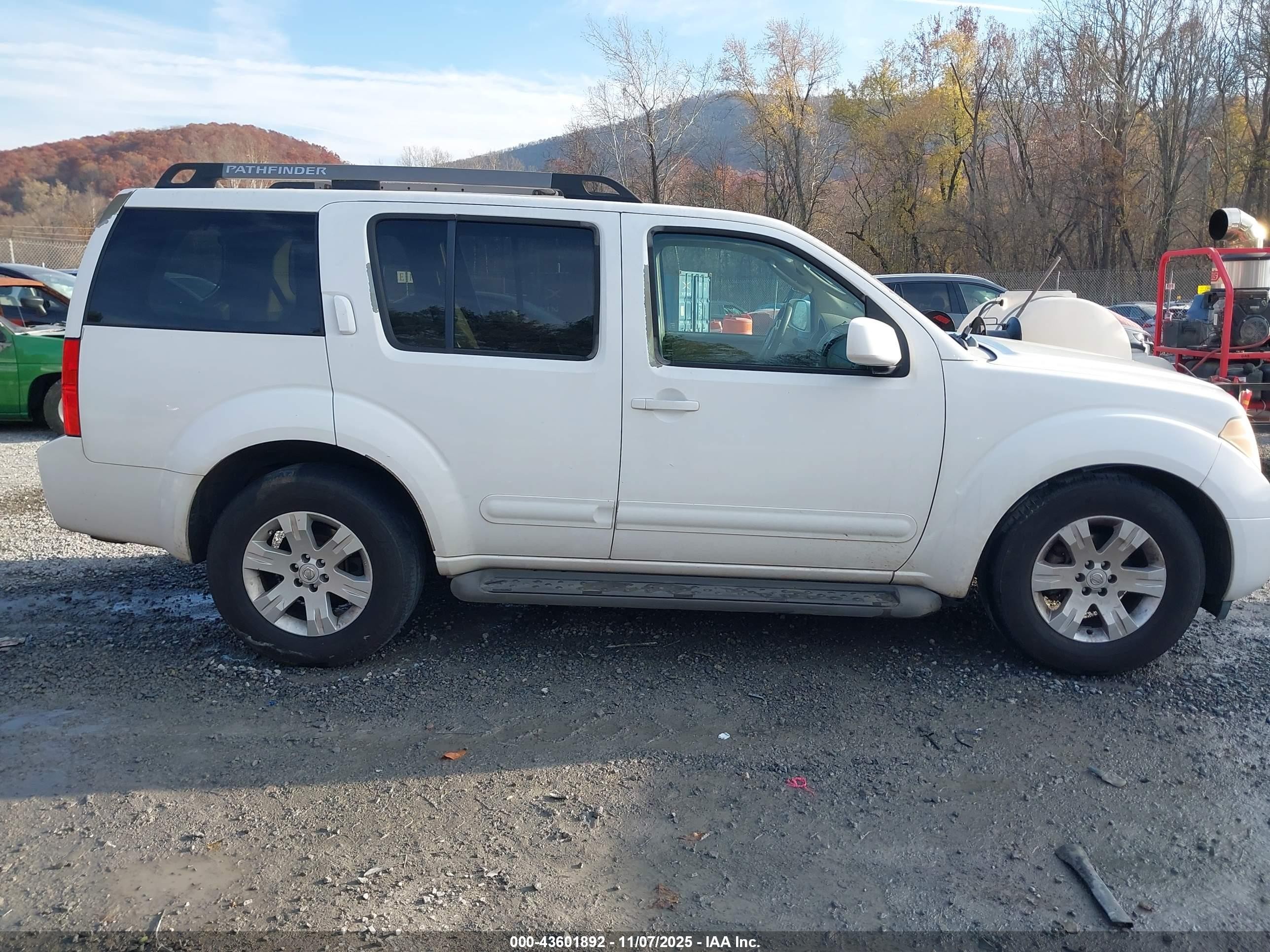 2005 Nissan Pathfinder Le White vin: 5N1AR18U15C720271