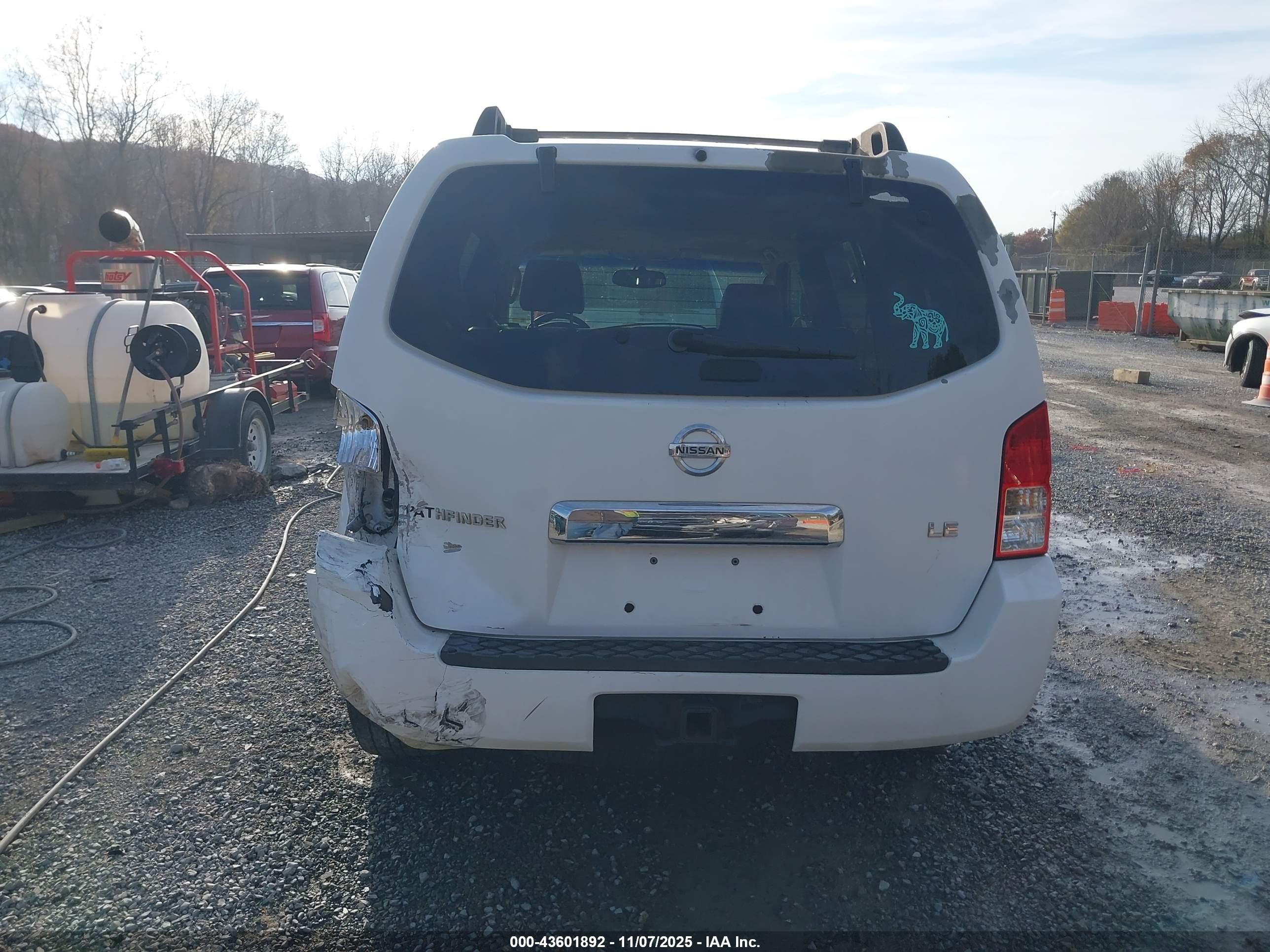 2005 Nissan Pathfinder Le White vin: 5N1AR18U15C720271