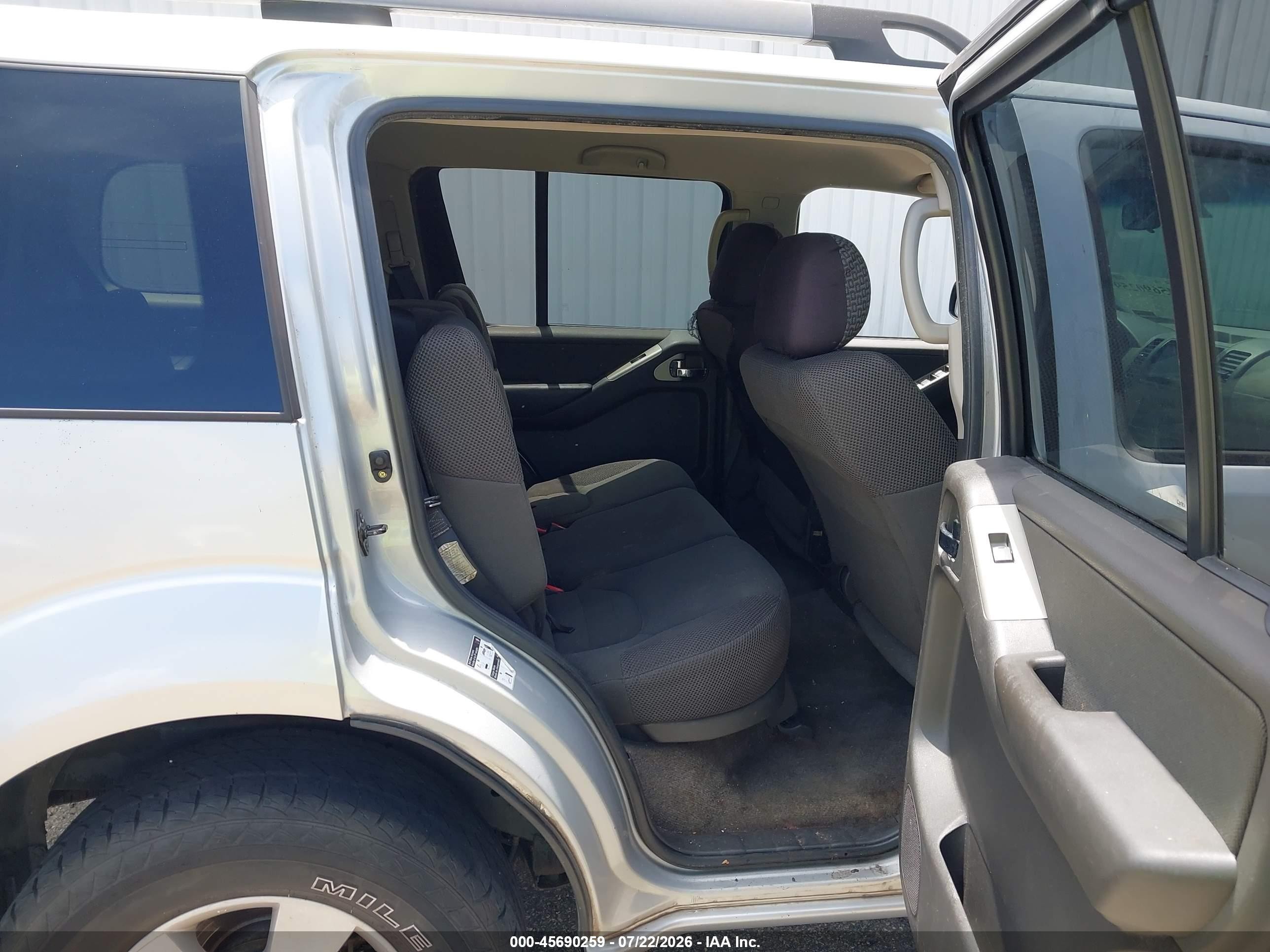 2005 Nissan Pathfinder Xe Silver vin: 5N1AR18U15C758745