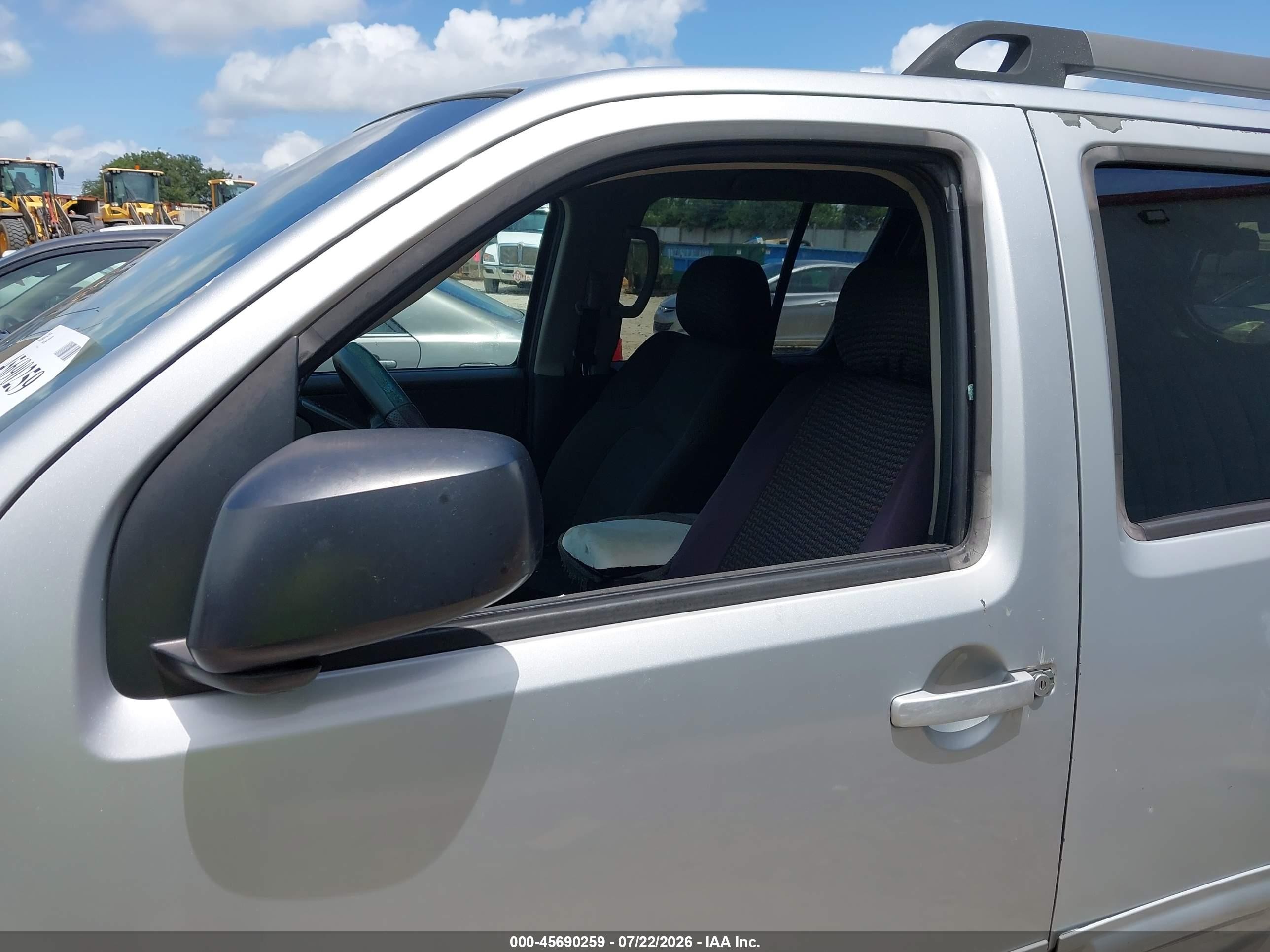 2005 Nissan Pathfinder Xe Silver vin: 5N1AR18U15C758745