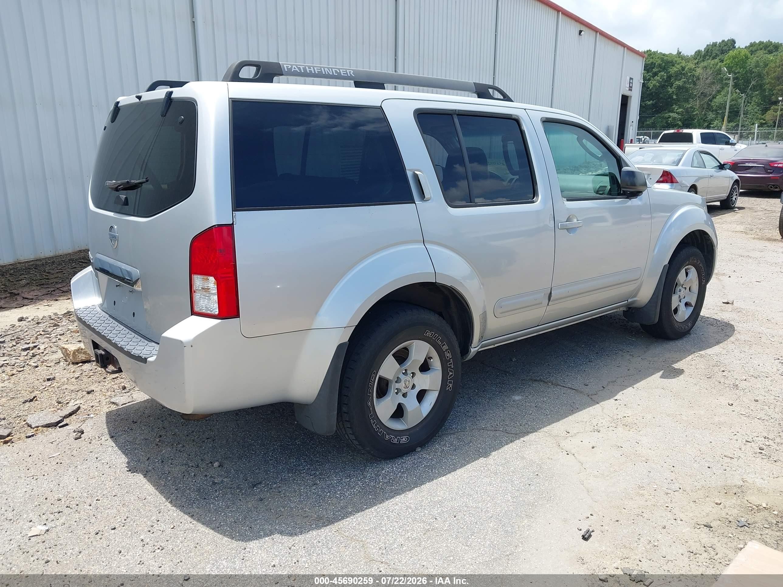 2005 Nissan Pathfinder Xe Silver vin: 5N1AR18U15C758745